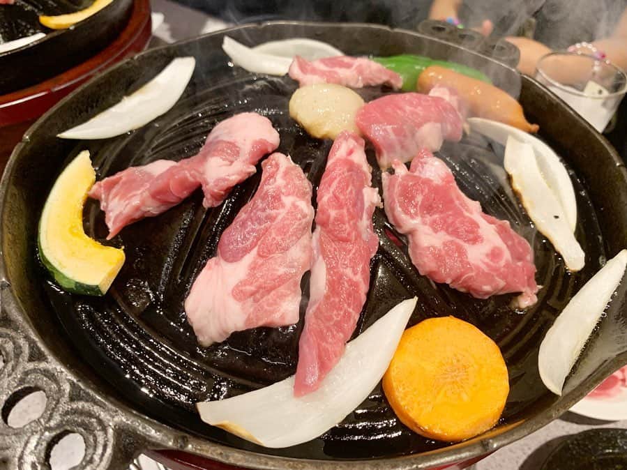 のインスタグラム：「北海道で食べた美味しかったもの🍴. . ジンギスカン. シメパフェ. うにぎり. コマイ（北海道行ったら絶対食べる大好な魚🐟）. シメパフェならぬシメジェラート. みそラーメン（ふじ屋noodle）. . どれも美味しかったです😭. ほんまにシメパフェってあるんやぁな気分でお店に入ったけど、とにかく美味しくてシメに有り寄りの有りやった！なんでやろ🤔大阪やったら食べへんかもやけど北海道ならまたシメパフェしたい並んででもしたいなんで🤔🤔. . #北海道 #hokkaido #北の大地 #美味しいご飯 #美味しい食べ物 #グルメ #グルメ飯 #北海道飯 #飯テロ #ジンギスカン #シメパフェ #シメジェラート #味噌ラーメン #うにぎり #コマイ #🍺」