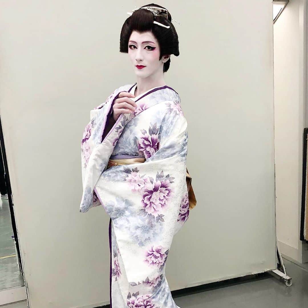 大貫勇輔さんのインスタグラム写真 - (大貫勇輔Instagram)「今日は人生で初めてだらけの一日となりました。 女形初めて。日本舞踊初めて。歌番組初めて。 今回は僕の師匠、辻本知彦さんのおかげで普通では経験することの出来ない、経験をさせて頂きました。NHK、うたコンで香西かおりさんとの、演歌とのコラボということで僕はコンテンポラリーで振り付けしてくれるであろう辻本さんにお願いしたら、まさかの、女形日本舞踊。。。笑 今日は緊張し過ぎて、クラクラしましたが💦なんとかやりきりました‼️が、 日本舞踊の奥深さに足を踏み入れ、もっともっと上手くなりたい。そう強く思った今日この頃でした。 そして、たくさんの感謝です。 見て頂き、たくさんの方の支え、何より辻本さん、本当にありがとうございました‼️ 明日からはまた円城寺に戻ります！笑 本当にありがとうございました！  #うたコン #初めて #女形 #日本舞踊 #歌番組 #辻本知彦 #コンテンポラリー #香西かおり さん  #師弟関係 #感謝」8月27日 21時36分 - yusukeonuki_official