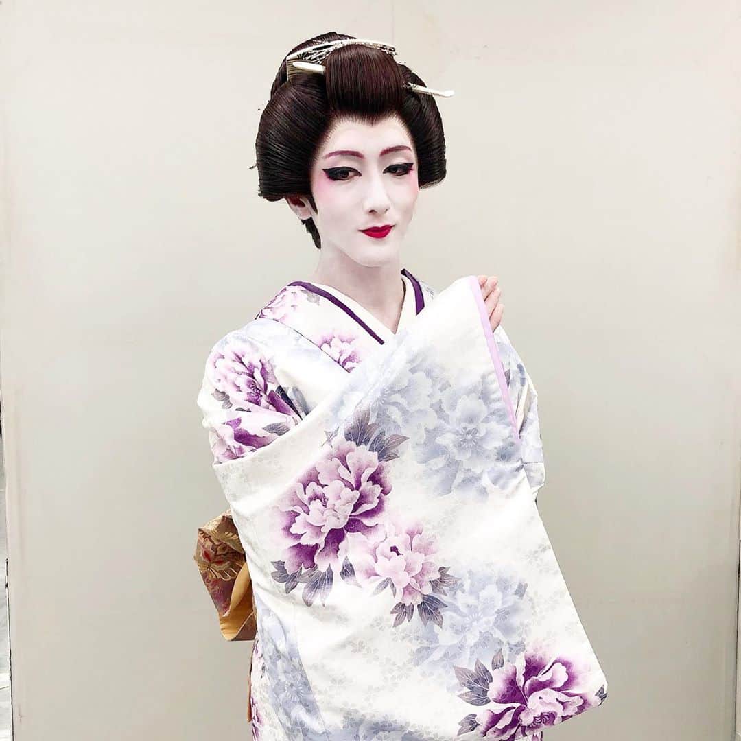 大貫勇輔さんのインスタグラム写真 - (大貫勇輔Instagram)「今日は人生で初めてだらけの一日となりました。 女形初めて。日本舞踊初めて。歌番組初めて。 今回は僕の師匠、辻本知彦さんのおかげで普通では経験することの出来ない、経験をさせて頂きました。NHK、うたコンで香西かおりさんとの、演歌とのコラボということで僕はコンテンポラリーで振り付けしてくれるであろう辻本さんにお願いしたら、まさかの、女形日本舞踊。。。笑 今日は緊張し過ぎて、クラクラしましたが💦なんとかやりきりました‼️が、 日本舞踊の奥深さに足を踏み入れ、もっともっと上手くなりたい。そう強く思った今日この頃でした。 そして、たくさんの感謝です。 見て頂き、たくさんの方の支え、何より辻本さん、本当にありがとうございました‼️ 明日からはまた円城寺に戻ります！笑 本当にありがとうございました！  #うたコン #初めて #女形 #日本舞踊 #歌番組 #辻本知彦 #コンテンポラリー #香西かおり さん  #師弟関係 #感謝」8月27日 21時36分 - yusukeonuki_official