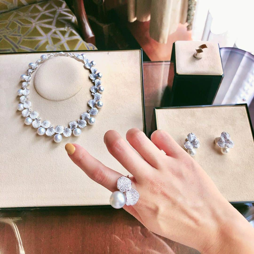 梅谷安里さんのインスタグラム写真 - (梅谷安里Instagram)「💍🌹🧁 @ritzcarlton.osaka × @official_mikimoto  コラボアフタヌーンティー 一足お先に発表会に招待してもらったよ❤︎ 可愛すぎるし美味しすぎるし ゆったりした空間で贅沢な時間でした❤︎ 📌9/1(Sun.)START #afternoontea#ritzcarltonosaka  #hotel#リッツカールトン大阪  #ホテル#アフタヌーンティー  #fashion#mikimoto#jewelry」8月27日 21時42分 - anriworld