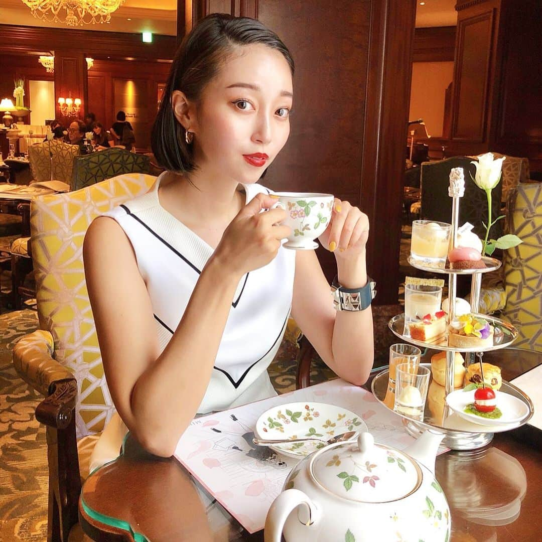 梅谷安里さんのインスタグラム写真 - (梅谷安里Instagram)「💍🌹🧁 @ritzcarlton.osaka × @official_mikimoto  コラボアフタヌーンティー 一足お先に発表会に招待してもらったよ❤︎ 可愛すぎるし美味しすぎるし ゆったりした空間で贅沢な時間でした❤︎ 📌9/1(Sun.)START #afternoontea#ritzcarltonosaka  #hotel#リッツカールトン大阪  #ホテル#アフタヌーンティー  #fashion#mikimoto#jewelry」8月27日 21時42分 - anriworld