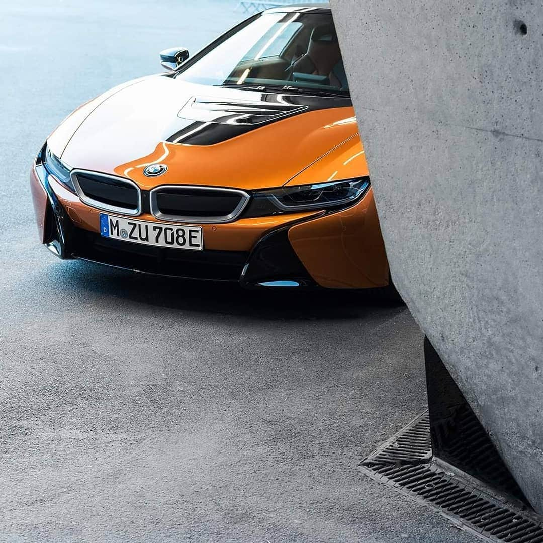 BMW Thailandさんのインスタグラム写真 - (BMW ThailandInstagram)「Born Electric ⚡ BMW i8 Roadster จะพาคุณก้าวเข้าสู่โลกแห่งอนาคต และสัมผัสกับพลังงานไฟฟ้า อิสระของการขับขี่อย่างแท้จริง  เตรียมพบกับ BMW i8 Roadster ใน WORLD OF TECHNOLOGY �ภายในงาน BMW Xpo 2019 ที่ Central World 12 – 15 กันยายนนี้ #BMWXPO2019 #BMWWORLDOFTECHNOLOGY #BMW #BMWTH #BMWi8」8月27日 21時43分 - bmwthailand