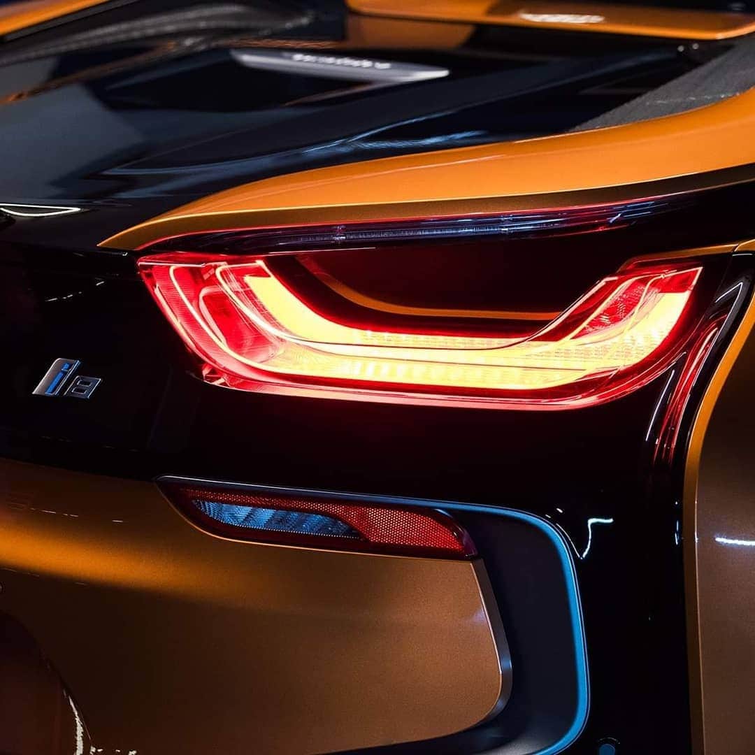 BMW Thailandさんのインスタグラム写真 - (BMW ThailandInstagram)「Born Electric ⚡ BMW i8 Roadster จะพาคุณก้าวเข้าสู่โลกแห่งอนาคต และสัมผัสกับพลังงานไฟฟ้า อิสระของการขับขี่อย่างแท้จริง  เตรียมพบกับ BMW i8 Roadster ใน WORLD OF TECHNOLOGY �ภายในงาน BMW Xpo 2019 ที่ Central World 12 – 15 กันยายนนี้ #BMWXPO2019 #BMWWORLDOFTECHNOLOGY #BMW #BMWTH #BMWi8」8月27日 21時43分 - bmwthailand