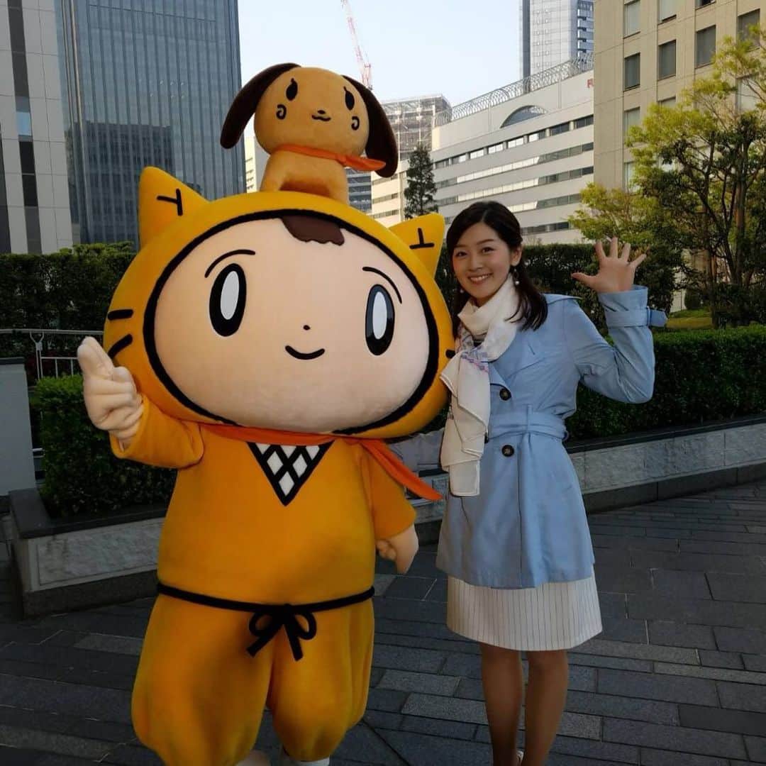 中村秀香のインスタグラム：「今朝の #すまたん お天気担当でした。ありがとうございました🙇‍♂️ ！  現社屋の玄関前からお天気をお伝えするのは、今日で最後でした♬ 寂しい… 。  来週からは新社屋！！そちらでも、よろしくお願い致します✨（写真は、#すまたん に加入したての頃です🌟）」