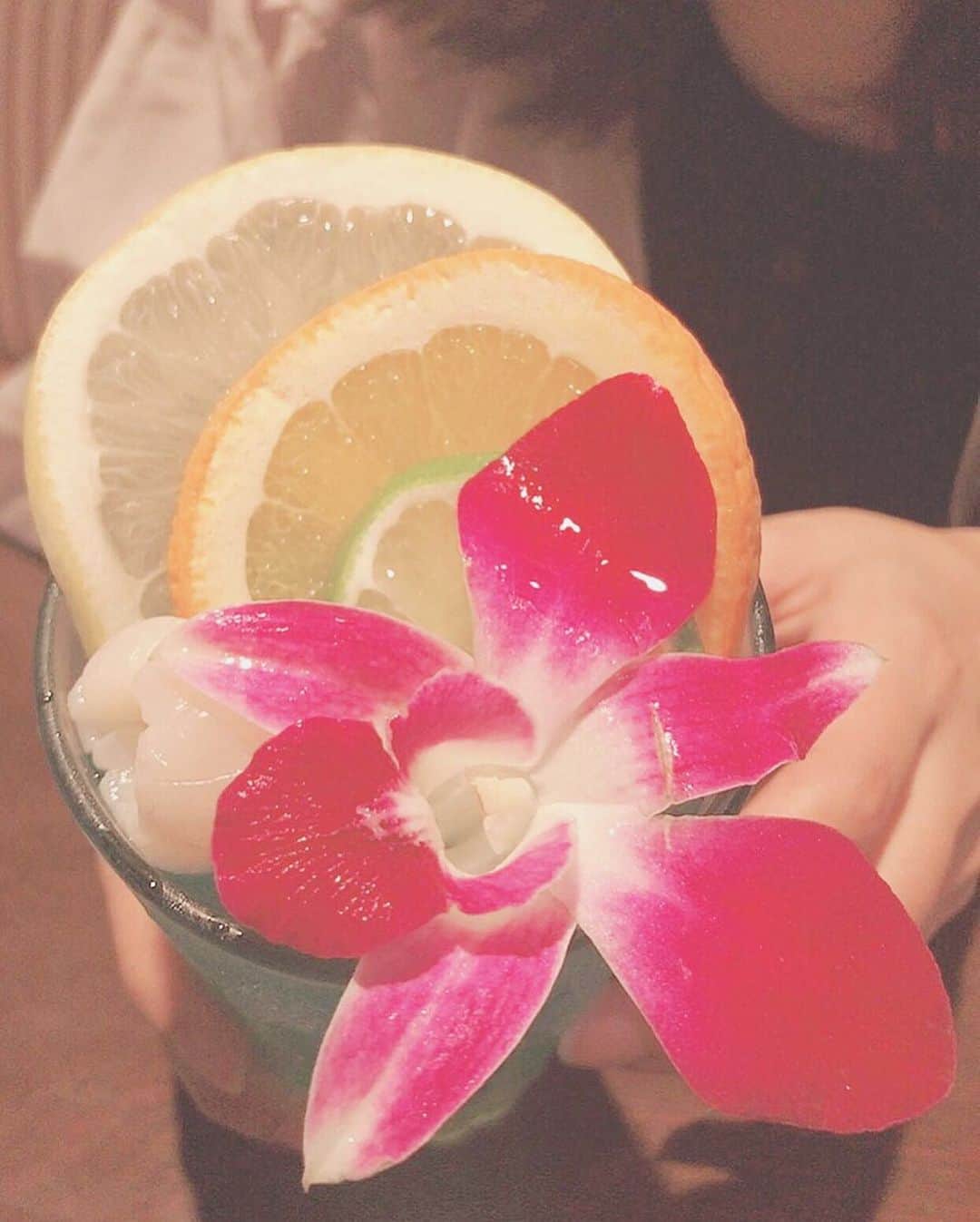 弘松芹香のインスタグラム：「おもしろドリンクのんだで！！！嬉しそうやな #なんかライチの酒#ハワイ#ポキ#フルーツ#うまい#花咲いてる#🌺#かわいい#酒#instagood#instalike#Hawaii#fruit#flower#instadrink #beautifulpeople#wcloset  #満足」