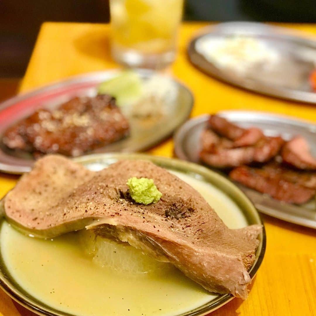 中道あすかさんのインスタグラム写真 - (中道あすかInstagram)「やほー☺️♥️♥️ . .  久々に飲み行ったら、 たった２杯でかなり良い気分で 完全に#酔っぱらい 〜🤣ww . .  初めて#歌舞伎町レッドのれん街 で 飲んだよ❤🍻 (@kabukicho_red_norengai ) . .  #牛タンいろ葉 で✨ . . #厚切り牛タン とか#茹でタン とか 美味しすぎるし、 . 店員さんのオススメで 飲んだ#塩レモンサワー が 牛タンにめっちゃ合う‼️😳 . 最高でした☺️❤ . . .  歌舞伎町レッドのれん街って、 9月で１周年なんだって😆‼️ . .  ででで‼️‼️ . .  それを記念して、 9/1〜9/3のあいだ、 1000円で時間無制限の飲み放題らしいよ😆‼️‼️ . .  朝まで飲んでも1000円だって〜😆🍺 ヤバすぎ❤ . . .  ほぺたろういなかったら 絶対朝まで飲み行ってたと思う🤣 . . あーー、また飲み行きたいから 誰か一緒に行こ♥️☺️ . . . .  #歌舞伎町レッドのれん街1周年 #新宿 #BLANCA #飲み会#飲み#酔っぱらった#酔っぱらい#ほろ酔い #読者モデル#レモンサワー#美味しい#居酒屋 #東京#tokyo#新宿飲み屋#飲み屋#新宿居酒屋#飲み放題#新宿飲み放題#shinjuku#いろ葉」8月27日 21時48分 - asuroom