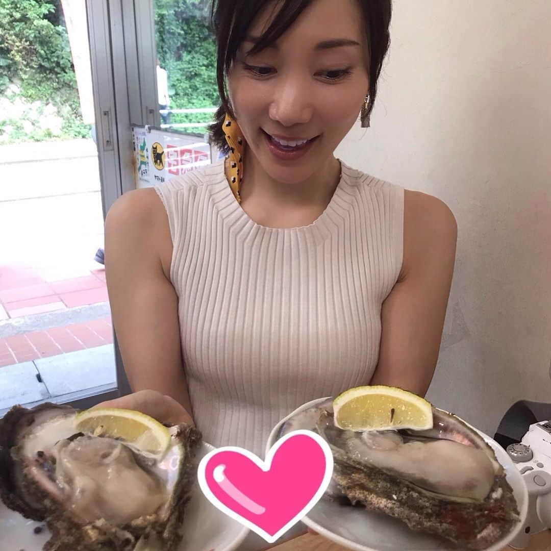 元井美貴さんのインスタグラム写真 - (元井美貴Instagram)「岩牡蠣ー✨夏が旬と言うのを初めて知りました🌻生牡蠣100gあたりのエネルギーは60kcal、たんぱく質6.6g、脂質1.4g…意外とカロリー低いんですね🐚 #岩牡蠣 #今が旬 #初めて食べた気がする #生牡蠣大好き #ostras #オイスターバー行きたい」8月27日 21時49分 - mikimotoi