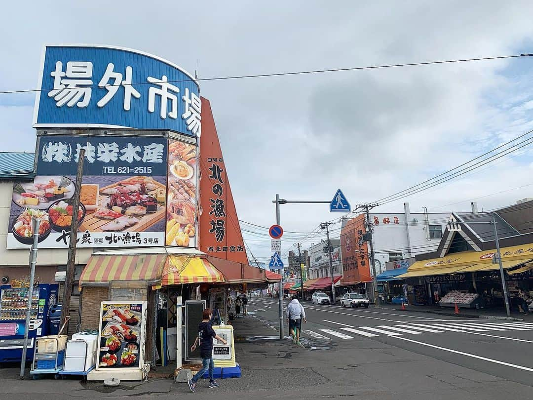 稲富菜穂さんのインスタグラム写真 - (稲富菜穂Instagram)「空き時間は駅周りをブラブラ🚉. . 赤れんが庁舎の中見られて嬉しかったぁ🤩✨. あと少ししたら改修されるみたいやから新しくなったらまた行きたいな🏃‍♂️💨. . あと競馬場に近い市場も行けた☺️. トウモロコシを買いました🌽. そのままタクシー乗ったら時計台へ運転手さんが連れてってくれました🚘 . すし善のお刺身も美味しすぎて、 一人だからリアクション抑えるのに必死😔. 最後の写真のわさびたらこなんてもう...🤤. 次はちぃちゃんについてきてもらおうっと😣. . 最後の方はお昼でも21度と涼しかったから寒くなる前にまた行きたいなあ🏃‍♂️✨. . #札幌 #北海道 #hokkaido #北の大地 #札幌駅 #レンガ庁舎 #市場 #時計台 #すし善 #美味しすぎた #また行きたいな」8月27日 21時53分 - inatomi74