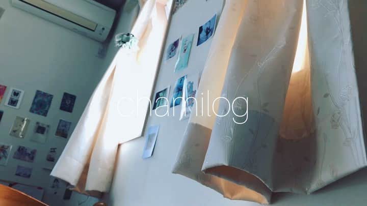 木村仁美のインスタグラム：「\\ついにvlogをはじめました！// ゆっくりな感じでお送りいたします  vlog>> 「夏のとある一日。お部屋。日常ルーティン〜お出かけ。ニトリ購入品、夜の過ごし方。 」 ▶︎プロフィールのURLから見れます！ ぜひ遊びに来てください  2013年ごろになんとなくチャンネルを作って動画を載せたりしていて、(今は懐かしのちゃみチャンネル)いまでも続けてたらなぁ…なんてやんわり思ってたり。 思ってるならやればいいではないか！と、思い、新しいチャンネルではじめました。  ここ数年きめきめの自分？ばっかり載せてしまって、自分が少しだけ疲れてしまってました。 これからはchamiの生活をリラックスしながらお送りできればと思っています❁  vlogの目標は、週に1〜2回投稿を続けることと、自分の生活を少しでも自分で肯定できるようになれたならいいなということ。  あとは、動画を作る事でやってみたいことに挑戦したり 生活のリズムももう少し整えられたらいいなと思っています❁  コメントや動画リクエストもお待ちしてます。 これからもよろしくおねがいいたします！  #chami #chamilog #vlog #今日の青い #youtubevlog #youtubeチャンネル登録お願いします #ちゃみ ムービー」