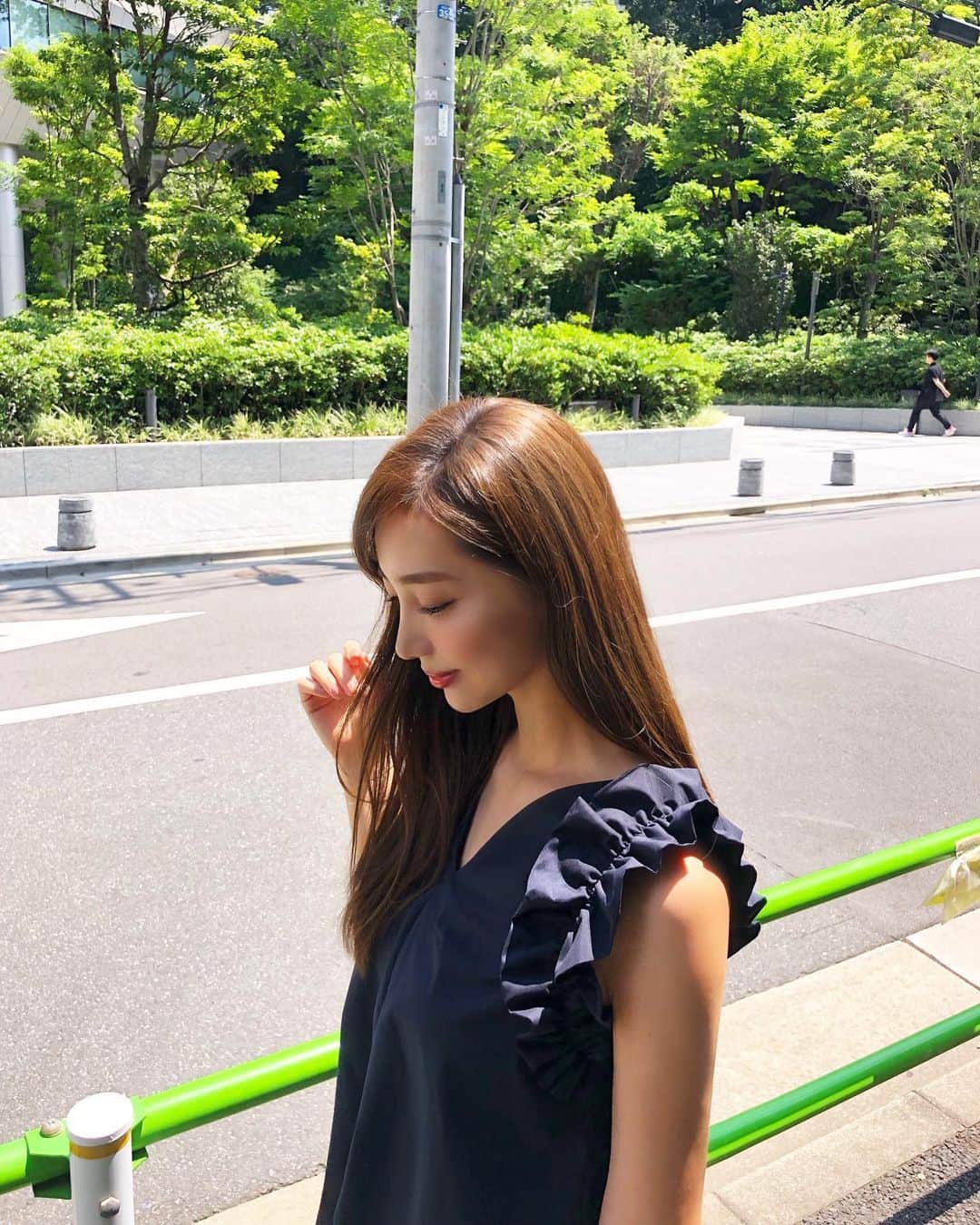 のインスタグラム：「最近よく 顔が優しくなったって言われるのは マツエクやめたからかな?🥰瞼が軽~い🌻ちょっと前の写真見ると 誰ってくらい睫毛ばさばさ。大人になったな♡ 睫毛パーマ楽ちんで最高です✨」