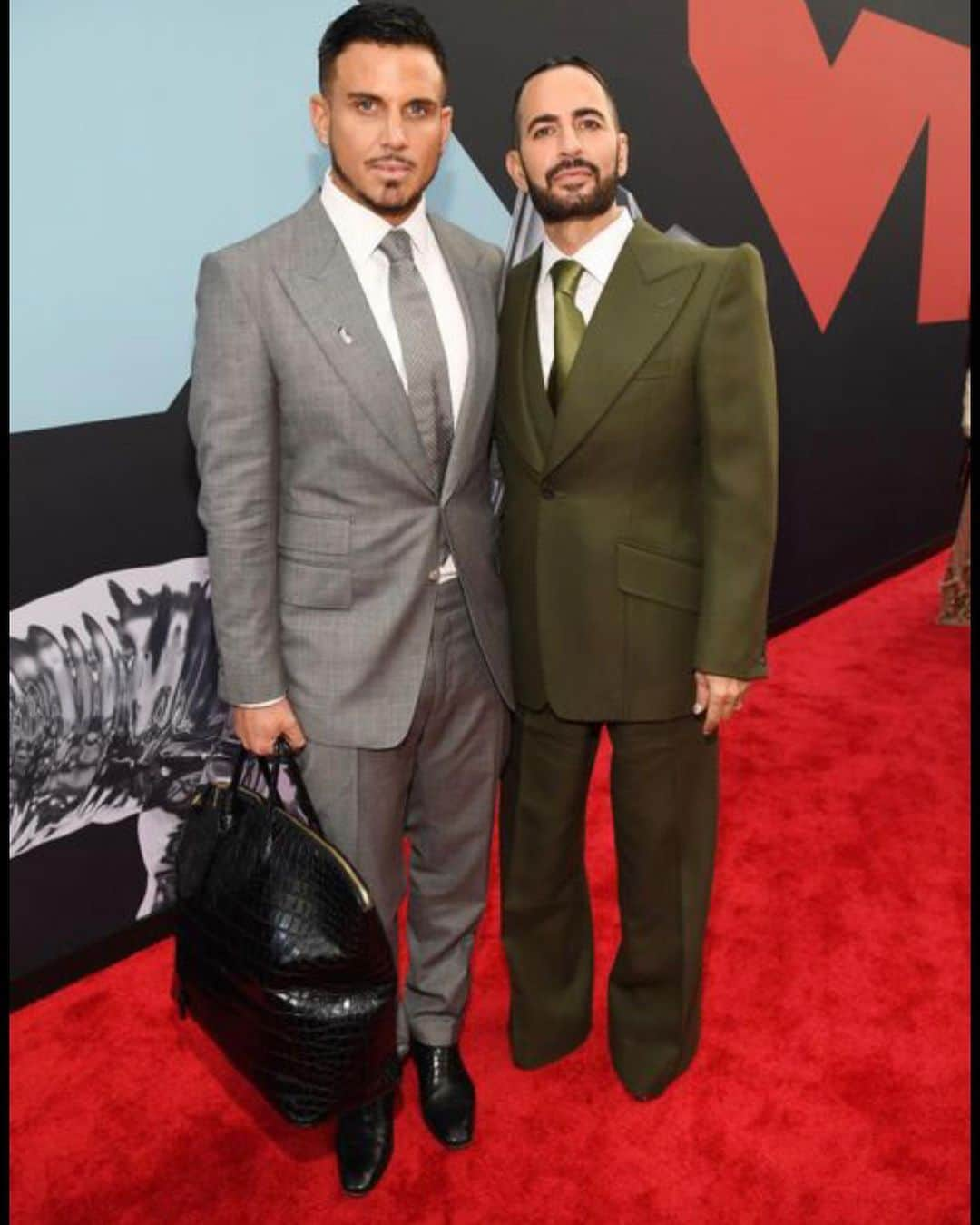 マーク・ジェイコブスさんのインスタグラム写真 - (マーク・ジェイコブスInstagram)「Me and my handsome husband @chardefrancesco on the red carpet last night #VMAs  Char had an outfit change (and other stuff?) in that bag. He was there for me as always, and also for his @girlscruise girls @lilkimthequeenbee He cleans up well and shows up even better! ♥️♥️♥️ Thank you @esquire for putting us on your best dressed list 🙏🏼♥️ My suit: Bespoke @huntsmansavilerow Charly’s suit: @tomford」8月27日 21時59分 - themarcjacobs