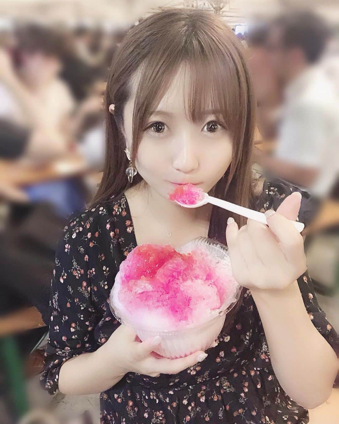 のインスタグラム：「かき氷🍧 ♡ ♡ 大久保公園でやっている 激辛グルメ祭り！ . . かき氷が癒し🍧 . . I ate a very spicy dish😹 . . 辛いの食べれます？🌶 . . #新大久保グルメ #激辛グルメ  #kakigori #かき氷 #japanesegirl #japan_of_insta #japanculture #japaneseculture #shinookubo #新宿グルメ #spicy #被写体 #veryspicy #激辛グルメ祭り #superspicy #matsuri #festival #japanesefestival」