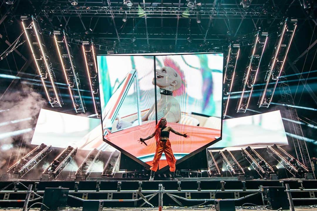 デッドマウスさんのインスタグラム写真 - (デッドマウスInstagram)「thx for having us @creamfieldsofficial :D next stop for the cube will be Dallas in a few weeks to kick off this tour! cubev3.com photo credit: @leahsems & @rudgrcom」8月27日 21時59分 - deadmau5