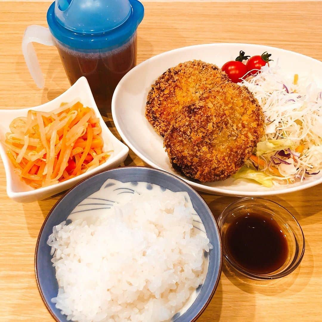 ピコさんのインスタグラム写真 - (ピコInstagram)「‪コロッケ&カレーコロッケ(減塩ソース)‬ ‪野菜サラダ‬ ‪もやしと人参のナムル‬ ‪低タンパクご飯‬  エネルギー…456.5kcal タンパク質…7.48g カリウム…586mg リン…134.2mg 塩分…1.38g  #ピコ #料理 #透析食  #減塩レシピ  #コロッケ #ナムル  #サラダ」8月27日 22時01分 - piko_niconico