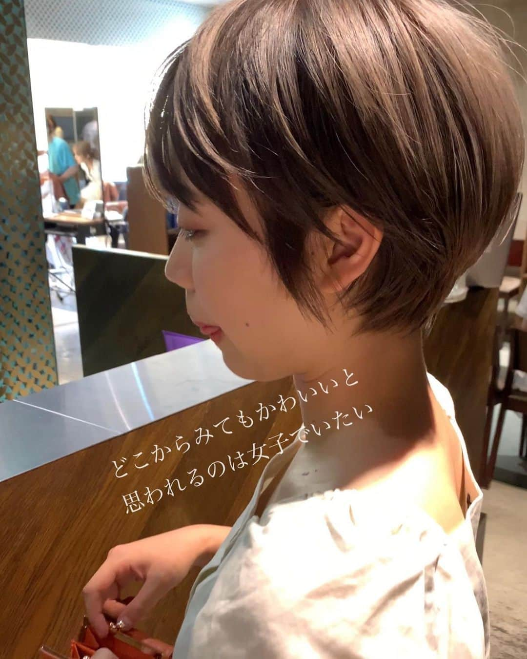 ✂︎伊輪/ショート&ボブ/銀座/渋谷/亀戸/美容師✂︎さんのインスタグラム写真 - (✂︎伊輪/ショート&ボブ/銀座/渋谷/亀戸/美容師✂︎Instagram)「✨✨✨ミルクティハイライト ×  ミニーショート × ✂︎✂︎✂︎✨✨✨ . ◆ 🌟 🌟2019年3月🌟2回目の個人月間指名総売上 1300万円を達成できました✨✨✨✨お客様には心より感謝申し上げます。 . そして、🌟2019年 ⚡️自分に自信がない方⚡️をTEAM伊輪でモテる（自信ももてる）女子にします😊😊😊自分なんてかわいくない。自分はブス。自分に自信がない。自分の年齢的にあきらめちゃう、自分が好きじゃない、ちょっとかわいいけどもっとかわいくなりたい方、などなど、と遠慮してしまーーーーう女性のみなさん！！そんな女性の魅力を引き出し、必ずキレイにかわいくいたします！！髪型から始まる2019年にしましょう！！！髪型変わると人生変わりますよ✨✨✨ぜひ、僕の自慢のTEAM伊輪におまかせください！！！ . そして ★AFLOATは敷居は高いと思われがちですが★そんな事はありません！！ かわいく、キレイになりたい方ならほんとーーーーーーに誰でもオーケーです！年齢も関係ないですし、自分に自信のない方ならなおさら、ウェルカムです🌟 ◆僕にしかできないカット技術✂︎✂︎✂︎◆で必ず、キレイにかわいくいたしますよ！！！😆😆😆 . ◆僕にしかできないカット技術✂︎✂︎✂︎◆ . 🌟ミニーショート♡✂︎は似合わせカット&カラーです🌟 . 年齢も関係ないです！！！ 10代〜50代、60代、70代でももちろんOKです*\(^o^)/*僕のお客様は年齢層はほんとーーーーーに幅広いので遠慮なくオーダーしください！！ . 長さのバランス、顔の大きさに、骨格、輪郭、クセ、などのその人にに合わせた、ヘアスタイルをお届けします！ . 楽しみにしていてくださいね！！ . ◆ご予約について◆ . DMが1番予約とれます🙋⭐️⭐️⭐️ 遠慮なく、直接のメッセージください⭐️⭐️⭐️ 突然でも、深夜でも、夜中でもいつでも遠慮なく連絡くださーーーい！！ .  銀座店.渋谷店はネット予約枠が少ないためお電話ですと予約取れます⭐️ .  銀座店 03-5524-0701 渋谷店 03-6455-1640 亀戸店 03-5875-5992 . 『僕にしかできない似合せますカット』技術で必ずかわいくしますのでぜひ、担当させてくださいね。 . ★僕らにしかできない★TEAM伊輪のアシスタント5名 ✨✨✨✨✨✨✨✨✨✨✨ ◆ TEAM伊輪 の女性カラーリスト◆ ★藤崎 @yuzu.natu  カラーの知識と経験をもったスペシャリスト揃い！カウンセリングさせていただき、 女性目線でのデザインとお客様のニーズを融合して、カラーを提案させていただきます . ☑︎赤味や黄味を消したい ☑︎パサついて見えない艶カラーがしたい ☑︎暗くてもキレイなカラーがしたい ☑︎職場でも大丈夫なカラー ☑︎白髪染めでもキレイにカラーしたい ☑︎ハイライトなどもしてみたい ☑︎人とは違うオシャレカラーがしたい . などなど、1度ご相談ください♪🌟 . ◆TEAM伊輪のストレート担当◆ ★新野さん @niinyo_san  お客様のストレートやパーマのカウンセリングさせていただき、提案、相談を担当しています。1日に4.5人のお客様のストレートをしている経験値と豊富な知識、ダメージを理解したマニアックなお薬選定をし、そのお客様にあったパーマを行います！！ . ★ ★長田君 @takaragram_  が6月1日にデビューしました！！ . 僕の自慢のTEAM伊輪にぜひ会いに来てください。 TEAM全員で必ずお客様を幸せにいたします😆😆😆 . ◆ネットでご予約が✖︎の場合◆でもお電話だとご予約可能です！！お気軽にお電話ください。 女性レセプションさんが対応させていただきます。 . 銀座店 03-5524-0701 渋谷店 03-6455-1640 亀戸店 03-5875-5992 . ◆料金・出勤スケジュール◆に関しては プロフィールのウブサイトクイック⭐️」8月27日 22時06分 - iwa_short