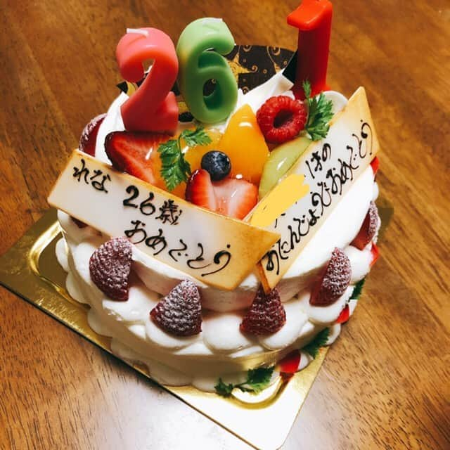 島田玲奈さんのインスタグラム写真 - (島田玲奈Instagram)「. 今年も幸せだった、お誕生日🥰 . でも、お誕生日なった時に「ママとパパが、初めてママとパパになった日かぁ…☺️」って思って、玲奈も大人になったなぁって感じた🌻(笑) . おめでとうしてくれる人たちをこの1年も大事に大事にしていきたい^ ^ . お誕生日の写真、載せてみよ🐣」8月27日 22時16分 - smd_rn321