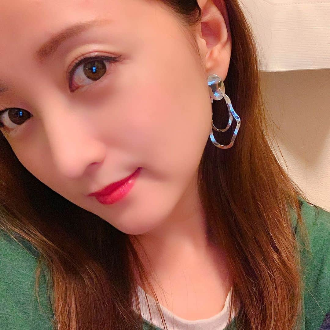 小松彩夏さんのインスタグラム写真 - (小松彩夏Instagram)「﻿ 今日は素敵な撮影をしてきました📸﻿ 素敵な方と素敵な本に出会いました📚💕﻿ ﻿ 最近のお気に入りのピアスはアクセサリーの通販ルピス『LUPIS』( @queen.lupis )でゲットしたもの😊✨﻿ ﻿ ルピスのアクセサリーはトレンドアイテムやベーシックに使えるアクセサリーまで幅広いラインナップなうえにプチプラすぎて...😍💕﻿ ﻿ 衣装でアクセサリーが必要なときも助かっています💍✨﻿ ﻿ ストーリーのハイライトからサイトに飛べるようにするので覗いてみてね😘✨﻿ ﻿ さて、今日は本を読んで寝よっと📖💕﻿ ﻿ #LUPIS #ルピス #アクセサリー #プチプラコーデ #pr #ピアス #プチプラアクセ #おすすめ #アクセ #出会い #本 #感謝」8月27日 22時20分 - official_ayaka_502