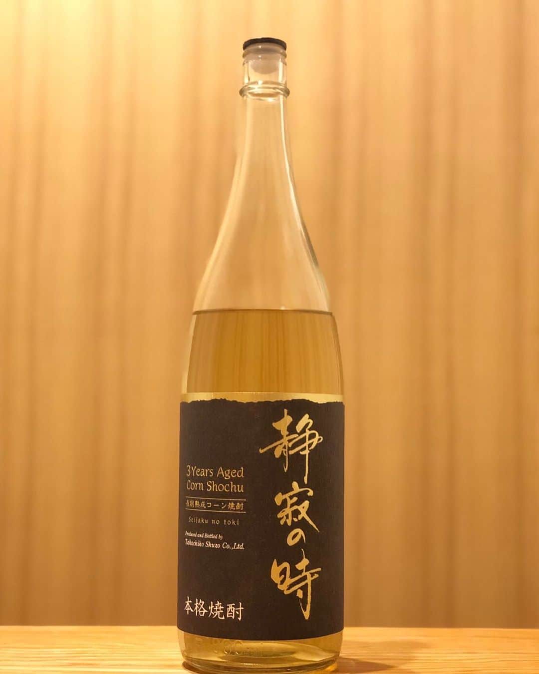 居酒屋やぐらのインスタグラム：「. 『居酒屋やぐら』 ～八幡山駅から徒歩3分～ URLはこちら⇒（@yagura__official） ------------------------------------------------ 本格焼酎『静寂の時』 2018年秋季全国酒類コンクール（全日本国際酒類振興会) 本格焼酎部門：第１位  非遺伝子組み換えとうもろこしを100％使用した原酒です🌟 3年以上樫樽の中で静寂の時を過ごし、まろやかで深いコクを持つ 淡いイエローの色を帯びた本格焼酎へと生まれ変わりました🍶 クセのないスッキリとした、長期熟成らしい円く優しい味わいとなっています😎💪 ------------------------------------------------ #東京 #八幡山 #居酒屋やぐら #居酒屋 #創作 #宴会 #歓送迎会 #女子会 #酒場 #串焼き #地酒 #酒 #落ち着く空間#food #foodstagram #飲食店 #デート #おいしい #杉並区#刺身 #ビール #美味しい #深夜営業 #焼酎 #お刺身 #お酒 #とうもろこし #本格焼酎 #静寂の時 #全国酒類コンクール」