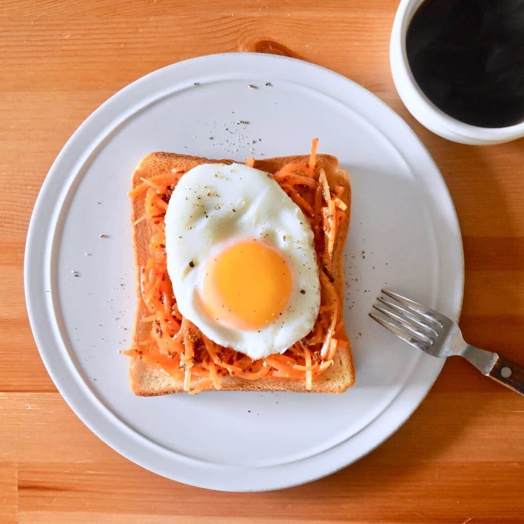 山崎佳のインスタグラム：「Today’s breakfast. 人参のはちみつマスタードマリネと目玉焼き。ラピュタパンは組み合わせで如何様にもなる。」