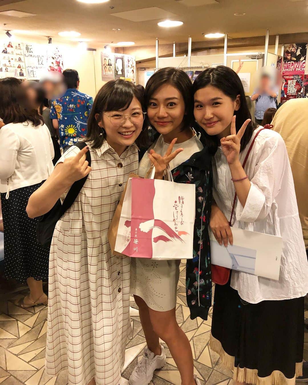 のインスタグラム：「転校生2015に出演していた沙莉！小春ちゃん！千秋楽見に来てくれました❤️ 2人とも最高うるさいpop 達ですが、OG 2人から感想聞けたのは嬉しすぎ！ありがとう！ あと #小公女セイラ で共演した#mioyae みおやえちゃんが来てくれた😭10年ぶりくらいの再会だったかも！絶世の双子美女すぎます！嬉しかったよ〜ありがとう☺️ #転校生2019」