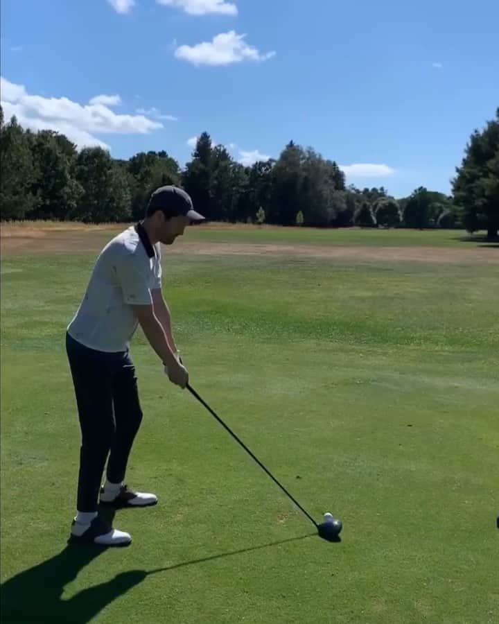 メイヤー・ホーソーンのインスタグラム：「Ripped the drive and ripped my pants.」