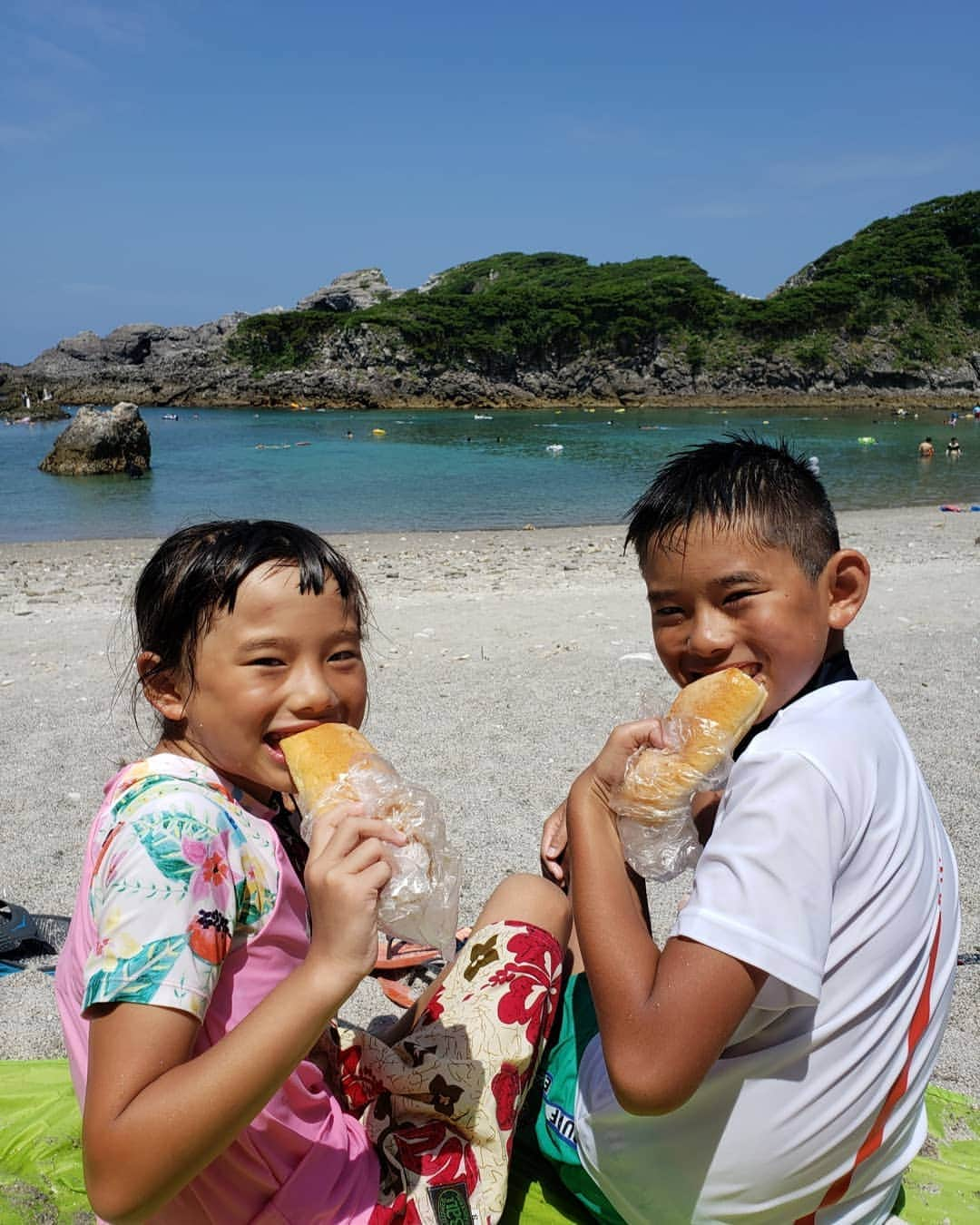 佐藤純さんのインスタグラム写真 - (佐藤純Instagram)「#式根島 　最終日  帰りの船ギリギリまでシュノーケリング。  飛び込みもね😁(笑)  毎年、飛び込むまで時間がかかる子供達だけど、今年は早かった！  一回やっちゃうと、もぉ1回やるー！と何度も飛び込んでました。  水着は、@_estella.k_ *  #式根島のおもいで #shikinejima #式根島 #泊海水浴場 #SHIKINE  #離島 #海 #シュノーケリング #シュノーケル #飛び込み #とびこみ #水着 #ビキニ #エステラケー #estellak  #夏休み #チャラ子とチャラ男の夏休み #親子 #兄妹 #ママ#ママモデル#モデル #mama #mamamodel #model」8月28日 7時44分 - junsatoidea