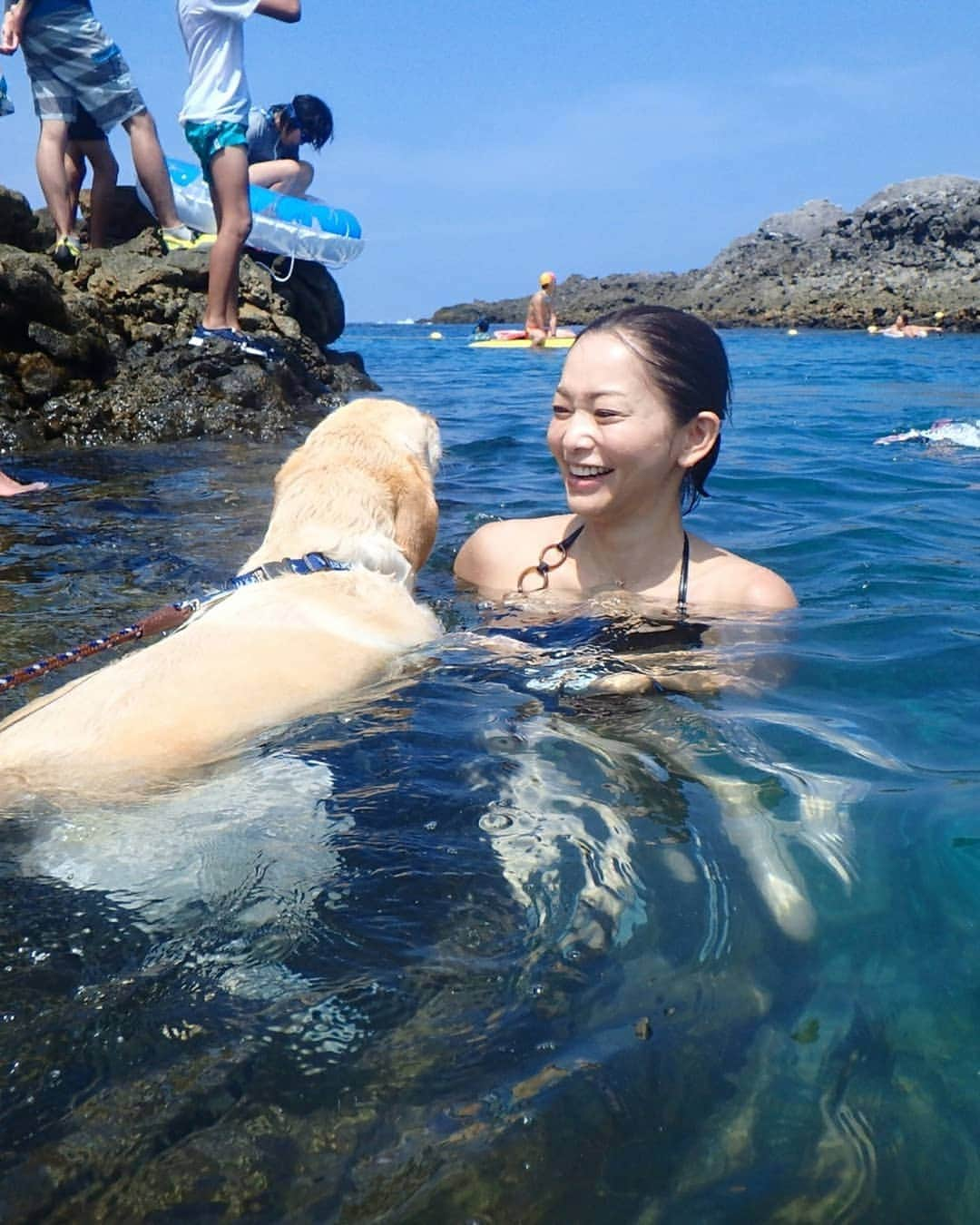 佐藤純さんのインスタグラム写真 - (佐藤純Instagram)「#式根島 　最終日  帰りの船ギリギリまでシュノーケリング。  飛び込みもね😁(笑)  毎年、飛び込むまで時間がかかる子供達だけど、今年は早かった！  一回やっちゃうと、もぉ1回やるー！と何度も飛び込んでました。  水着は、@_estella.k_ *  #式根島のおもいで #shikinejima #式根島 #泊海水浴場 #SHIKINE  #離島 #海 #シュノーケリング #シュノーケル #飛び込み #とびこみ #水着 #ビキニ #エステラケー #estellak  #夏休み #チャラ子とチャラ男の夏休み #親子 #兄妹 #ママ#ママモデル#モデル #mama #mamamodel #model」8月28日 7時44分 - junsatoidea