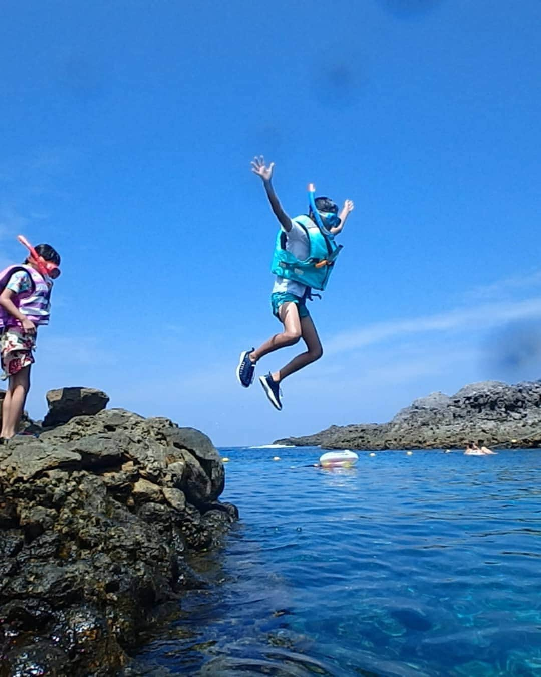 佐藤純さんのインスタグラム写真 - (佐藤純Instagram)「#式根島 　最終日  帰りの船ギリギリまでシュノーケリング。  飛び込みもね😁(笑)  毎年、飛び込むまで時間がかかる子供達だけど、今年は早かった！  一回やっちゃうと、もぉ1回やるー！と何度も飛び込んでました。  水着は、@_estella.k_ *  #式根島のおもいで #shikinejima #式根島 #泊海水浴場 #SHIKINE  #離島 #海 #シュノーケリング #シュノーケル #飛び込み #とびこみ #水着 #ビキニ #エステラケー #estellak  #夏休み #チャラ子とチャラ男の夏休み #親子 #兄妹 #ママ#ママモデル#モデル #mama #mamamodel #model」8月28日 7時44分 - junsatoidea