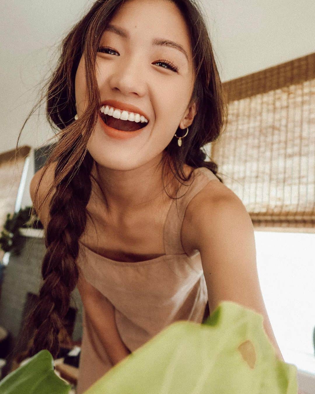 W E Y L I Eのインスタグラム：「Just keep smiling 😆 I’ve struggled with my skin since I was 15 years old. Some months are better than others. Lately, I have not been getting large pimples, but instead small little white bumps on my forehead. It’s frustrating! I decided to simplify not only my skincare routine but my foundation routine as well. I’ve been loving the @baremineralsBAREPRO Performance Wear Powder Foundation (shade: silk 14) because it’s made of 90% natural ingredients that will not clog my pores. It’s available in 35 true-to-you shades and you can customize your coverage without a caked on look or feel. @ultabeauty #PerformanceForAll #PowerofGood #ad」