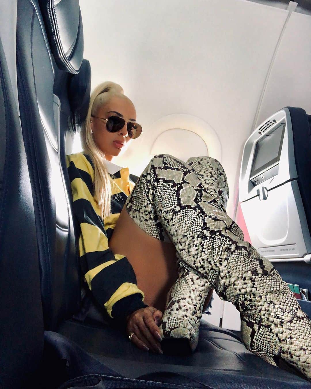 ベロニカ・ベガのインスタグラム：「Tampa tonight 💥 Can’t wait till we own the jet. Then I could just be naked when I travel. Fuk it」