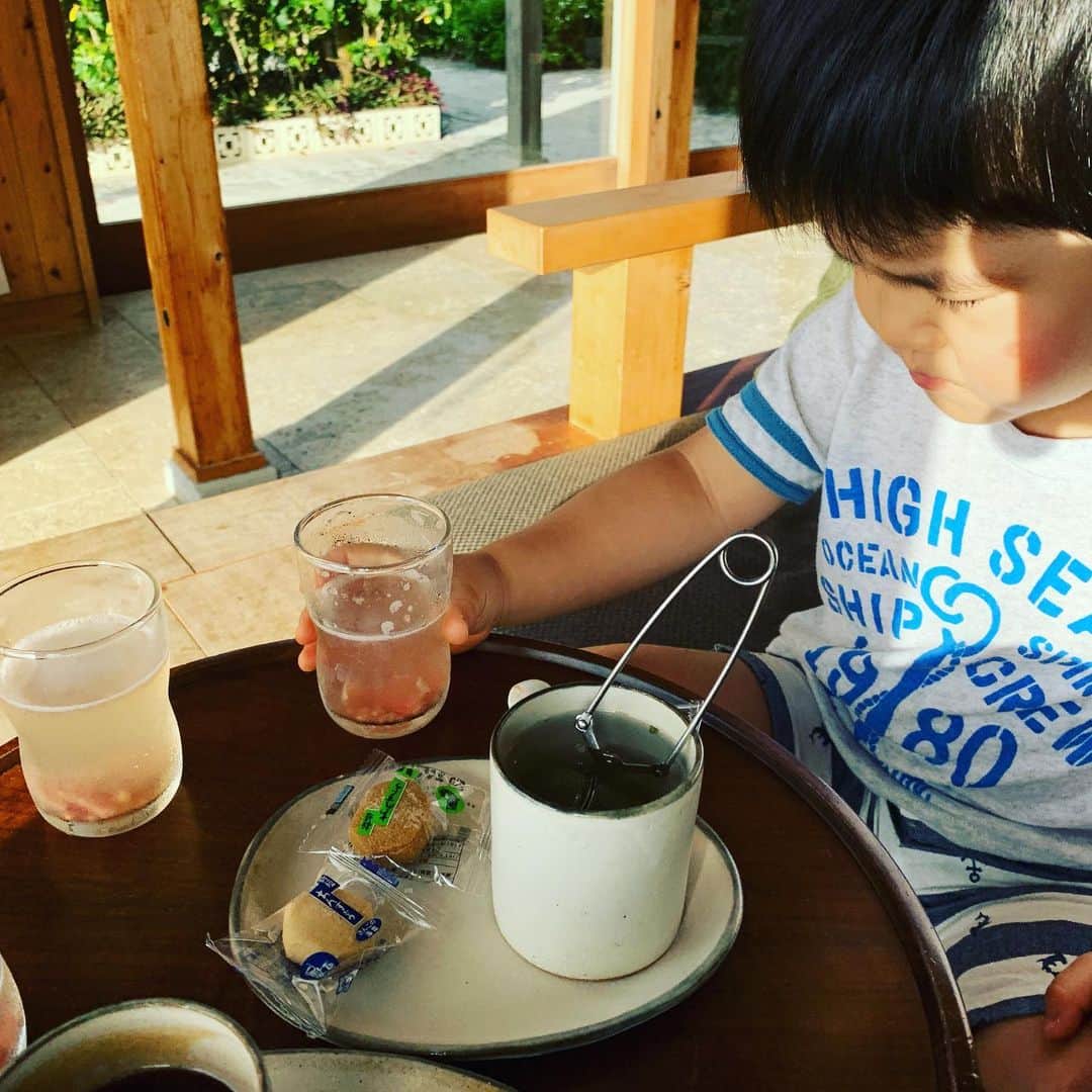 宮崎謙介さんのインスタグラム写真 - (宮崎謙介Instagram)「おはようございます！夏が大好きな私たちは夏を延長させるために沖縄に来ましたよ。お盆もお仕事だったので今日から少しゆっくりします。息子も張り切ってヨガをするモーニングです。  #ヨガ  #沖縄旅行」8月28日 7時48分 - miyazakikensuke1031