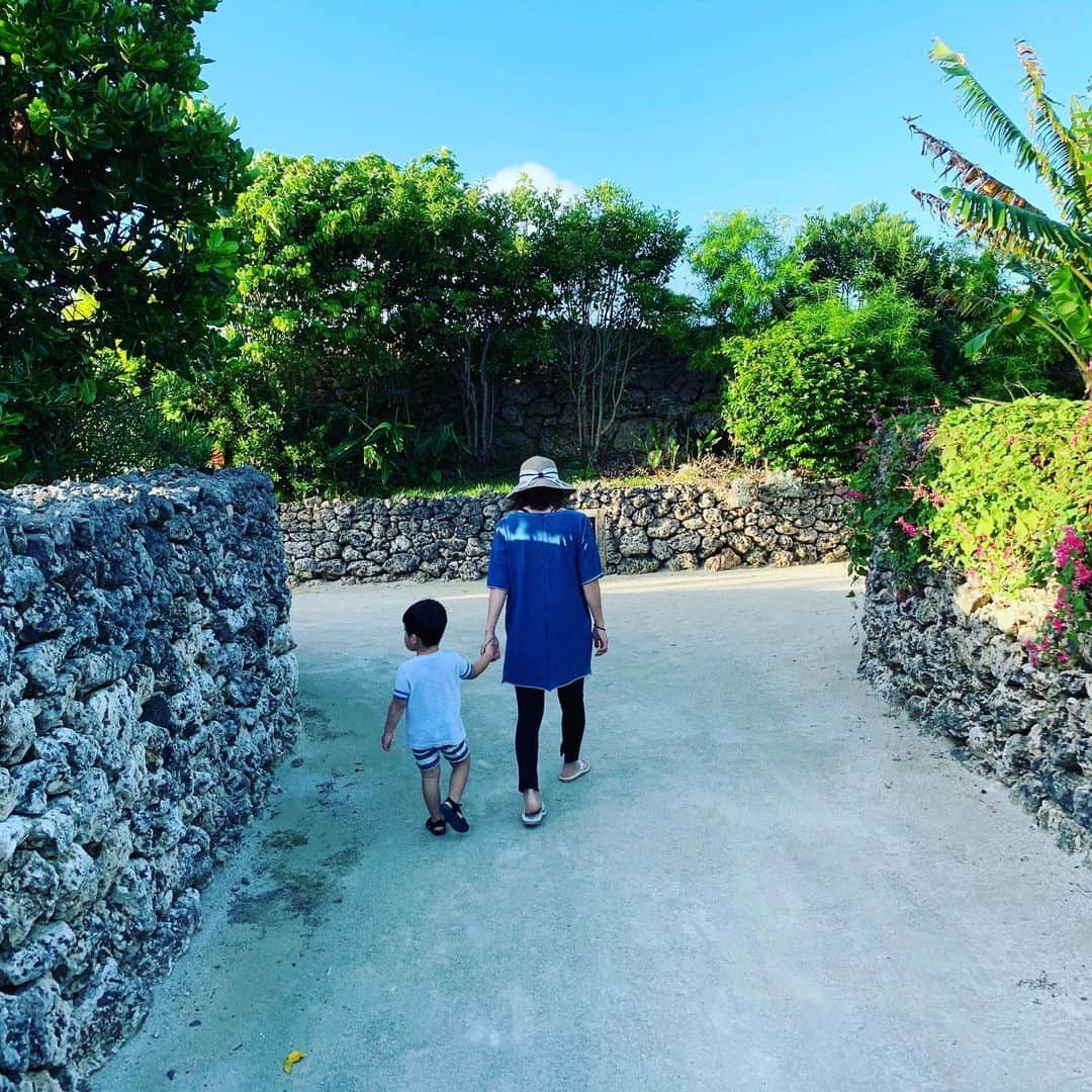 宮崎謙介さんのインスタグラム写真 - (宮崎謙介Instagram)「おはようございます！夏が大好きな私たちは夏を延長させるために沖縄に来ましたよ。お盆もお仕事だったので今日から少しゆっくりします。息子も張り切ってヨガをするモーニングです。  #ヨガ  #沖縄旅行」8月28日 7時48分 - miyazakikensuke1031