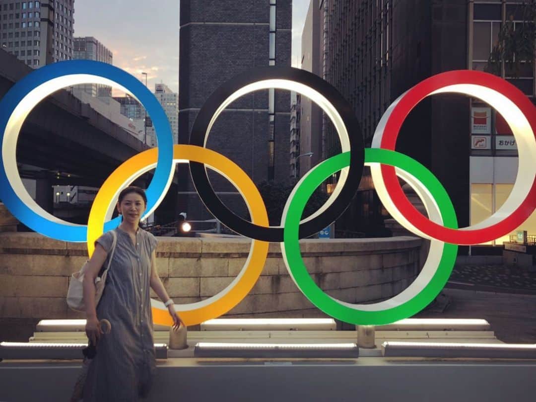 睦のインスタグラム：「完全なニワカ感、 丸出しですねっ😅  お許しを🙏  #オリンピック  #2019  #olympic  #五輪  #olympics  #blue  #yellow  #black  #green  #red  #赤  #緑  #黒  #黄色  #青  #日本橋  #nihonbashi  #にわか  #2020  #にわかファン  #夕暮れ  #夕暮れ時  #いよいよ  #ssw  #作詞家  #モデル  #lyricist  #model  #井上睦都実 #睦」
