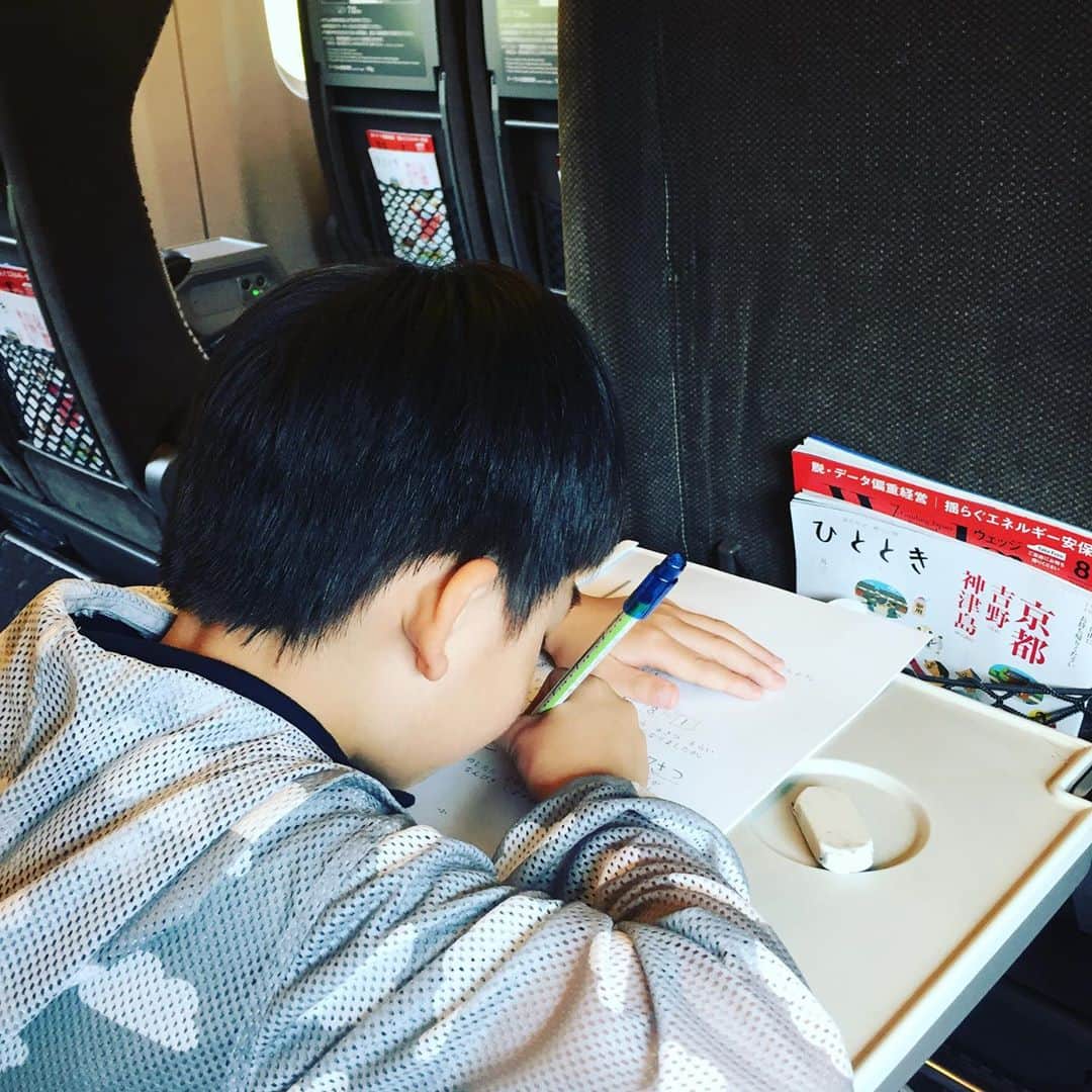 坂東亀三郎さんのインスタグラム写真 - (坂東亀三郎Instagram)「新幹線の中で宿題をする男🚄  夏休み終了直前の駆け込みやり込みかと思いきや、毎日コツコツやるタイプなので、今日の分を今日中にって感じです📖  終わったら、iPadさんで映画観るんだとさ。  #歌舞伎 #音羽屋 #歌舞伎役者 #亀三郎 #坂東亀三郎 #六代目 #彦三郎 #坂東彦三郎 #九代目 #歌舞伎部 #otowayabando #親バカ部 #倅マン #えみふる コメントはお気軽に📝」8月28日 8時16分 - otowayabando