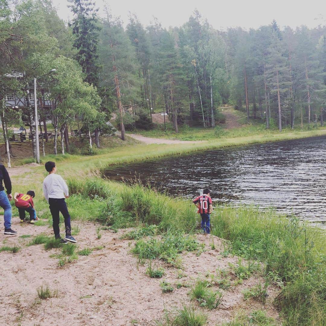 蒼井里紗さんのインスタグラム写真 - (蒼井里紗Instagram)「あー、この日々に戻りたい。  完全にフィンランドロス…  また貯金しよう。  #フィンランド旅行  #ラップランド  #ロヴァニエミ  #焚き火でソーセージ  #フィンランド式サウナ  #森と湖」8月28日 8時15分 - risaoi328