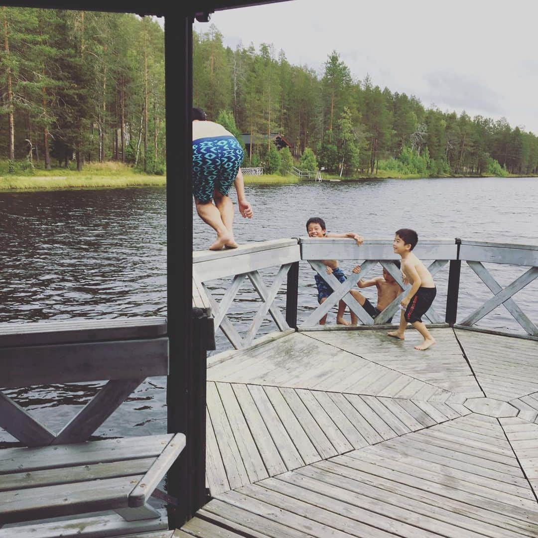 蒼井里紗さんのインスタグラム写真 - (蒼井里紗Instagram)「あー、この日々に戻りたい。  完全にフィンランドロス…  また貯金しよう。  #フィンランド旅行  #ラップランド  #ロヴァニエミ  #焚き火でソーセージ  #フィンランド式サウナ  #森と湖」8月28日 8時15分 - risaoi328
