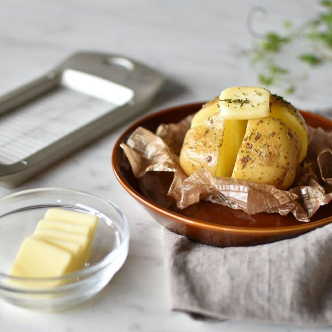 のインスタグラム：「​​Baked and Buttery Whole Potato 🥔 Wondering how restaurants get those perfectly baked potatoes?  Here are some hints on how to make the best oven-baked potatoes with salty, crispy skin and fluffy potato inside.  What you'll need ・ 1 large Russet potato ・ 1/4 cup olive oil ・ 1 tablespoon Himalayan or sea salt  Steps ➊ Preheat the oven to 425 degrees. ➋ Wash and dry the potatoes. ➌ Pierce the potato 2-3 times with a fork. ➍ Rub oil all over the potatoes. ➎ Rub Himalayan or sea salt all over the potatoes. ➏ Place the potatoes on a baking sheet and bake for about 45 minutes. ➐ The potato should be tender inside if you poke a fork into it. ➑ Serve with butter, cheese, chives, sour cream and all of your favorite toppings and ENJOY! 😋  Enhance your kitchen experience ・www.uchicook.com ♨ - - #uchicook #bakedpotato #bakedpotato #vegetables #quickrecipes #healthyrecipes #homechef #homecooking #foodie #foodstagram」