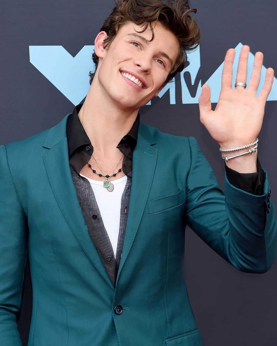デビッドヤーマンのインスタグラム：「👋@shawnmendes . Swipe to see who else wore @DavidYurmanMen and #DavidYurman at last night’s #VMAs.」