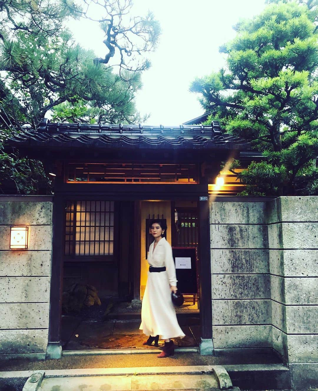 白澤貴子さんのインスタグラム写真 - (白澤貴子Instagram)「I had a very relaxing and comfortable time.﻿ ﻿ お気に入りのドレスで向かったのは、今回の旅で唯一私からリクエストした、金沢の @kanazawa_mon 🥢﻿ ﻿ 300坪もの敷地を持つ明治時代の邸宅を改装したというお店は、@ginza.shintaro さんの想いがたくさん詰まっているだけあってお食事も器も流石の一言。﻿ ﻿ ここに来られて本当によかったと心底思えた空間でした。﻿ ﻿ 実は家族で最も味にうるさい息子も、今まで食べた和食の中で1番美味しい！と大絶賛。﻿ ﻿ 特に美味しかったものをいくつもメモして最後に料理長へプレゼントしていました😂﻿ ﻿ 2階にはバーやカラオケルームも…。 ﻿ ﻿ 次は女友だちと大人の時間をゆっくり愉しむのもいいな。  #白澤と石川県」8月28日 8時58分 - takakoshirasawa