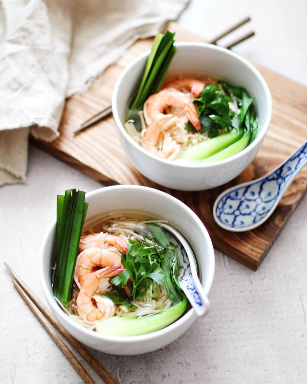 utoshさんのインスタグラム写真 - (utoshInstagram)「Enoki mushroom Pho. 今日はえのきをフォーに見立てて「エビのえのき麺フォー」を作りました。 麺の代わりにえのき茸にしているのでヘルシーですよ。 糖質もおさえる事ができます。 . . 以前作った「ジャージャーえのき麺」と同じように、茹でたあと、少しフライパンで炒めて、塩をすると美味しくなります。ただ茹でただけより全然違いますので、えのき麺を作るときは手間かもだけどぜひ一度色が変わらない程度に炒めて見てください。 . . 今回のえのき茸もJA中野市さまからいただきました。 #JA中野市きのこ大使2019 . . ぜひ作ってみてくださいね。 No local No food. おいしく楽しく！ . . . #JA中野市 #えのき麺 #きのこで糖質オフ #PR #えのきだけ #エノキダケ #糖質オフ #糖質制限 #きのこ料理 #きのこ大好き . #ellegourmet#lunch#brunch#breakfast#foodporn#instagramjapan#vsco#IGersJP#onthetable#ランチ#おうちカフェ#うちごはん#暮らし#フーディーテーブル #cooking#homemade#おうちごはん#朝ごはん#japanesebreakfast」8月28日 9時02分 - utosh