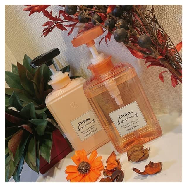 のインスタグラム：「. . new hair care 🌻 diane ‼︎ オレンジっぽく撮れたけど 実際はピンクの容器 🍑♡ . . シャンプー達は毎回ジャケ買いだけど 今回もこの時期の私の髪にあって しっとりしすぎずさらさらでスキ 💇‍♀️ . . #diane #haircare #美容」