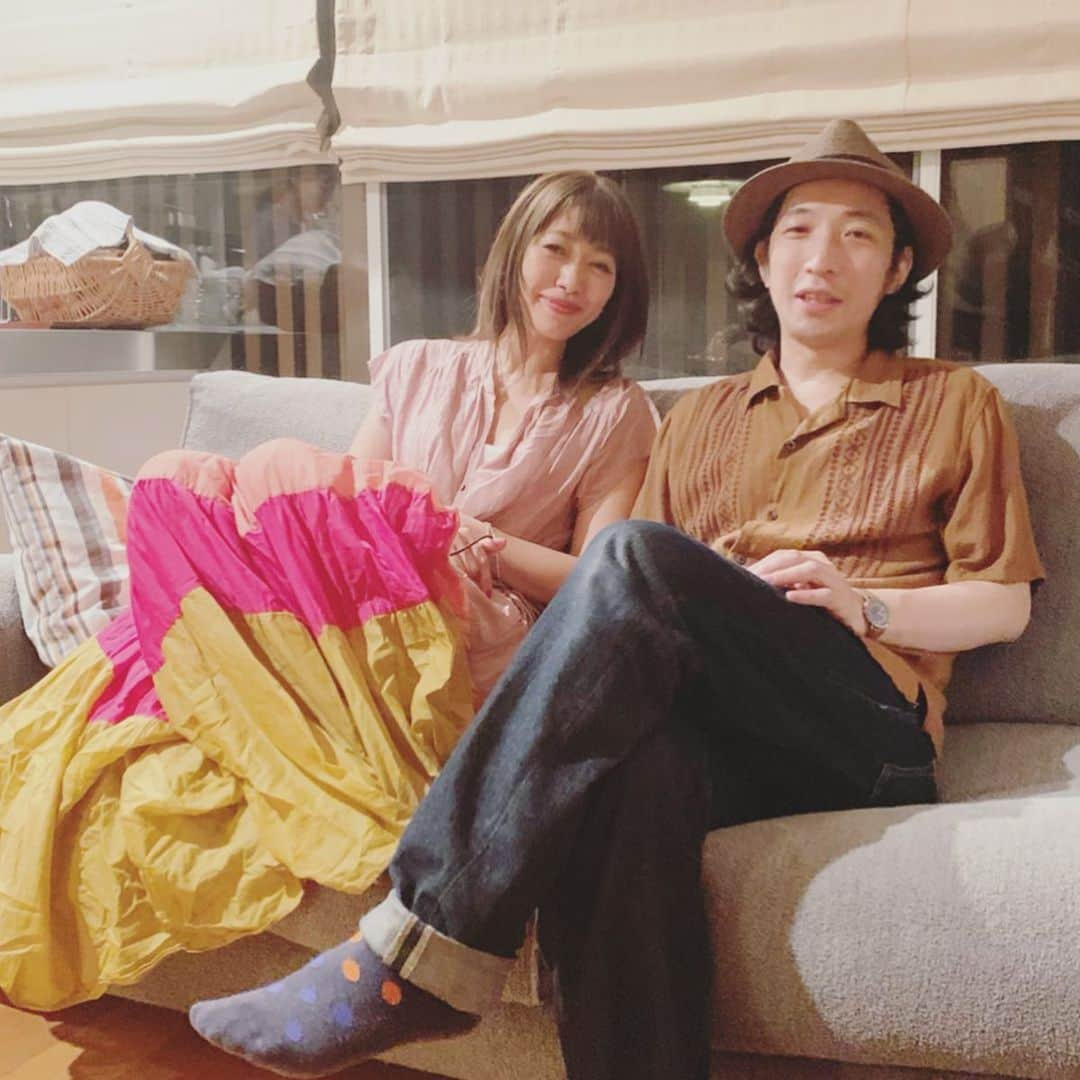 坂本美雨さんのインスタグラム写真 - (坂本美雨Instagram)「5年ぶりに帰ってこれた、松江の素晴らしい本屋さん artosbooks @artosbooks ﻿ ﻿ ずっと心に残っていた店主 西村さんたちの暖かさ、変わらない。（でもその間に娘さんは成人して今は海外に、わたしには家庭が。） ﻿ ﻿ 西村さんのセレクトした大好きな本たちに囲まれて歌う。ライブ後の、料理家 太田夏来さん @nat_ota によるごちそうも、びっくりするほど元気になった。﻿ ﻿ ここはおお雨が心ゆくまで自由なライブをやれる大切な場所。﻿ ﻿ またすぐに押しかけますっ！ . #おお雨 #おおはた雄一 #坂本美雨 #島根 #松江」8月28日 9時06分 - miu_sakamoto