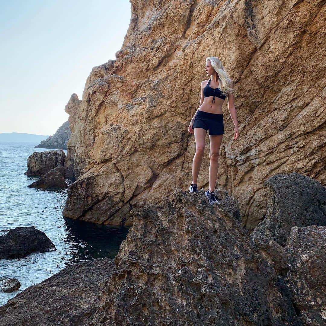Sarah Sinclairさんのインスタグラム写真 - (Sarah SinclairInstagram)「Almost died on the hike up to the top of “Orgy Island”. Totally worth it though. This place has some crazy history, I highly recommend looking it up to read about it (and I’m way too lazy to type it all out). . . PS the pitchfork is for the ghosts 👻 . #haunted #zannone #orgyisland #nottobeconfusedwithpedophileisland #sorryepstein #sorrynotsorry #thisoneisinitaly #adultsonly #maybe #italy #adventure #hiking #island #climbing #sofun #sosore」8月28日 0時11分 - sinielie