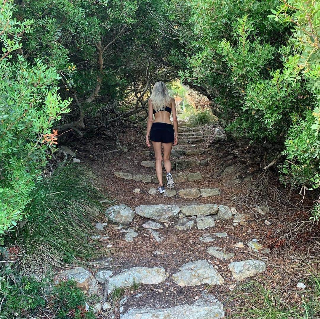 Sarah Sinclairさんのインスタグラム写真 - (Sarah SinclairInstagram)「Almost died on the hike up to the top of “Orgy Island”. Totally worth it though. This place has some crazy history, I highly recommend looking it up to read about it (and I’m way too lazy to type it all out). . . PS the pitchfork is for the ghosts 👻 . #haunted #zannone #orgyisland #nottobeconfusedwithpedophileisland #sorryepstein #sorrynotsorry #thisoneisinitaly #adultsonly #maybe #italy #adventure #hiking #island #climbing #sofun #sosore」8月28日 0時11分 - sinielie