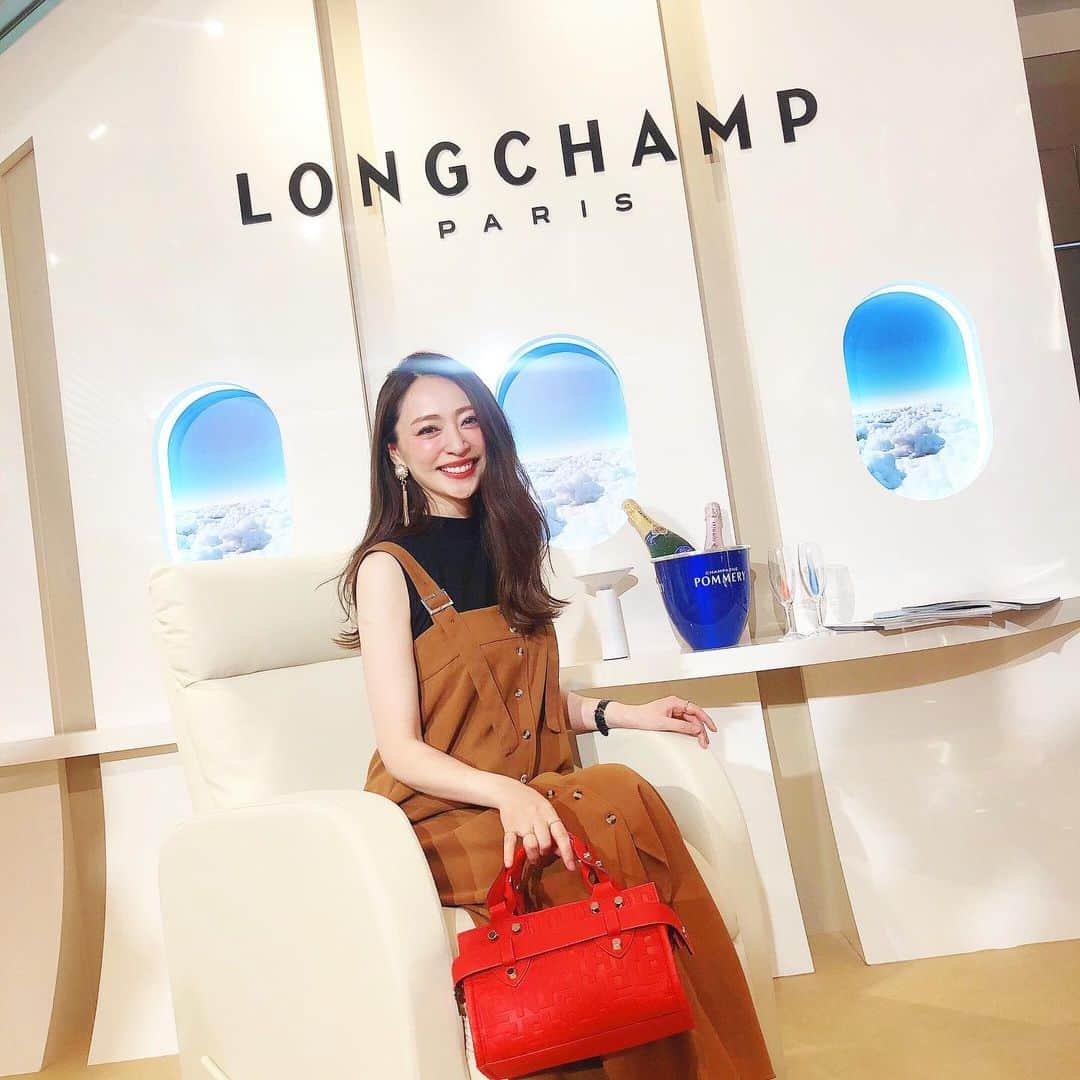 磯部奈央さんのインスタグラム写真 - (磯部奈央Instagram)「LA VOYAGEUSE✈️ . ロンシャン銀座で行われた、LA VOYAGEUSE の新作ローンチパーティーに招待いただき、ゆいちゃんと参加してきました👜✨ . 「La Voyageuse」は、旅する女性を意味するとのことで、機内をイメージしたフォトスポットで…📸 . ロンシャン銀座ではフルラインナップが揃っているそうで、たくさんステキなバッグがありましたよ🤗 . . . #bag #銀座 #shopping #お買物 #party #パーティー #ロンシャン #longchamplavoyageuse @LONGCHAMP」8月28日 0時13分 - nao_isobe729