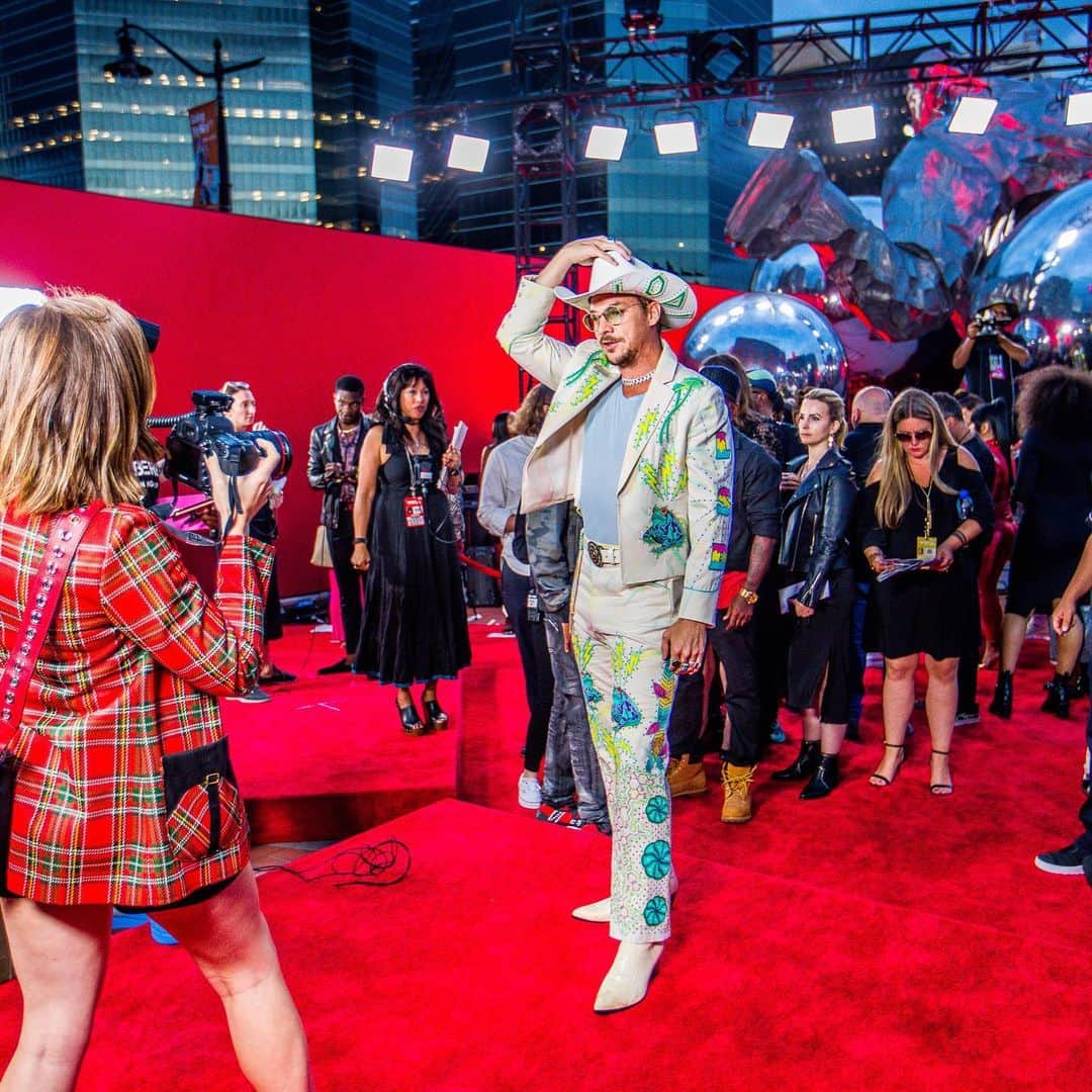 ディプロさんのインスタグラム写真 - (ディプロInstagram)「I’m a pretty talented B list celebrity and spent a lot of care on the most epic suit of all time for the VMAs red carpet but buzzfeed still referred to me as "the guy in cowboy suit"」8月28日 0時13分 - diplo