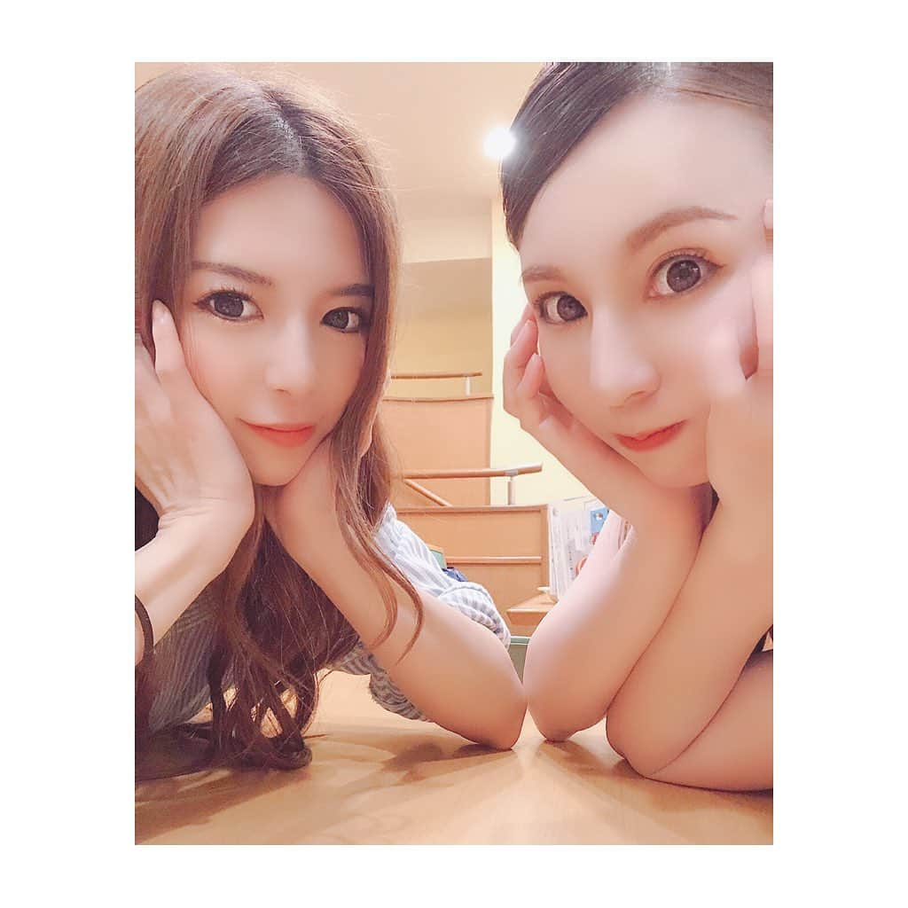 辰巳ゆいさんのインスタグラム写真 - (辰巳ゆいInstagram)「女子社員演劇倶楽部〜来るなサンsyain〜﻿ に御来場いただきありがとうございました💗﻿ ﻿ 久しぶりの舞台出演で、ドキドキでした💦﻿ ﻿ そして、まさかの主役💦﻿ ﻿ 主役とは聞いてなかったので、台本もらってビックリでした💦﻿ ﻿ 舞台のブランクもあるのに、こんな大役出来るのかと不安しかなかったです…﻿ 稽古も1週間くらいしかなくて💦﻿ まず、セリフ覚えるのに必死でした💦﻿ ブランクあると、覚えも悪くなるのよねー😭﻿ ﻿ 正直、覚えられなくてめっちゃ焦ってました笑﻿ ﻿ 焦りとプレッシャーとで、自分の事でいっぱいいっぱいで…﻿ 稽古中は、ずーーっと台本とにらめっこしてて…﻿ ﻿ 写真撮ったりするのも忘れてて💦﻿ 写真いっぱいとって、Twitterとかインスタとかいっぱいやろー！って思ってたんだけど、それすらするのも忘れるくらい余裕なかったですw﻿ ﻿ 最初は、舞台初めての子もいるし、主役でやられてもらうんだし！と、私が頑張ってちゃんとしないと！とか、私が失敗とかしたら大変だから、失敗できない！とか…﻿ そんな事思いながら、勝手にプレッシャーにやられそうになってましたが、、、﻿ 稽古をしていくうちに、そんなプレッシャーはほとんどなくなりました笑﻿ 一人一人個性があって、見せ場があって、私がどうにかしなくても、どうにかなる！って思えてからは、もう自分の事だけ考えて、皆んなに迷惑をかけないようにしないとって！﻿ ﻿ みんな真面目で一生懸命で、気付いたらみんなが一丸となって同じゴールに向かってるのがちゃんとみえました！﻿ 誰かにあーしろこーしろって言われなくても、１つになれるって凄いことです♪﻿ ﻿ もちろん、演出の太田さんが1からちゃんとお芝居の事、舞台の事を教えてくれたり、褒めて伸ばしてくれたり、その子の良いところを見つけ出してくれたり！﻿ だからこそ、その子に合った、個性あるキャラクターが出来たんだと思います。﻿ ﻿ 私は、お芝居は好きだけど自信はないので、いつも大丈夫か不安になります…﻿ 正解がないから余計に…﻿ だから、舞台が始まっても、ずっとこれで大丈夫なのか？とか舞台だから、セリフ飛ばないか？とか噛まないか？とかももちろんあるけど、やっぱり一番はお芝居をちゃんと出来るのか？ってことで…﻿ 本番始まってからも、ちょっとしたことで落ち込んだりしてしまって💦﻿ ↑舞台本番中は、いいけど終わると毎回ちょっとネガティブ入っちゃうのねー笑笑﻿ ﻿ 楽日に、太田さんに相談しちゃったり笑﻿ 太田さんに言われた事で、ちょっとだけ！↓﻿ ひとりで頑張ろうとしないで、みんなを頼ればいいって！  みんながちゃんと支えてくれるから！って言う言葉に、なんだか変に力が入ってたのが抜けた感じがしました。﻿ 本当にそうだなーって、、、﻿ 私が間違えてもみんながフォローしてれて、本当にいっぱい助けてもらった！﻿ 最初から最後までいっぱい助けてもらいました！﻿ ﻿ 今回が、このキャストのみんなで本当によかったです♪﻿ なんか、いろいろ書いちゃったけど笑﻿ とにかく！！﻿ 楽しかった！！﻿ 大変な事もあったけど、楽しかった！！﻿ ﻿ また、みんなと一緒にお仕事したい♪♪﻿ って、心から思います♡﻿ ﻿ ﻿ あ、座長は荷が重いから嫌だ！と言っていたのに、気付いたら座長と呼ばれていて…﻿ まんまと座長にされました笑笑﻿ 座長の器じゃないんでやめてくれーい！！笑笑﻿ ﻿ ﻿ そして…﻿ 舞台終わって、打ち上げ後半から完全に喉死亡しましたw﻿ 喉死亡のまま、朝までみんなでカラオケ行ってやったぜ！﻿ もちろん、いつものように歌ってないけどw﻿ 美音ちゃんの歌声が凄すぎていっぱりリクエストして歌ってもらっちゃった❤️﻿ もっと聴きたかったー❤️﻿ みんな歌上手いし、ネタ的なの持ってるしスゴイわー🤣﻿ 楽しすぎた！﻿ ﻿ はい。次の日、熱出たw﻿ 気が抜けたのね🤣﻿ ﻿ 濃いーーぃ約2週間！！﻿ 皆さま！ありがとうございましたー！！﻿ 観に来てくれた皆さま！本当に本当にありがとうございましたー！！！﻿ ﻿ 最後まで読んでくれて﻿ ありがちゅえちゃーん(^з^)-☆﻿ ↑笑笑  友ちん、ジェシー、くりりん、こっこ、まりりん！みんな観に来てくれてありがとーー💗 他にも観に来てくれた友達もありがとう💗  #SOD #sod女子社員 #女子社員演劇倶楽部 #来るなサンsyain #辰巳ゆい #卯水咲流 #市橋えりな #新垣ことり #武井美緒 #七菜原ココ #葉月美音 #若月まりあ #八ッ橋さい子 #雪白いずみ #浅野夢彦 #ガリガリガリクソン #黒田勇樹 #ぷりん将軍 #浅井心晴 #あかつさん写真撮れず #舞台 #三栄町 #三栄町live #御来場ありがとうございました #楽しかった #みんな大好き」8月28日 0時14分 - yuitatsumi