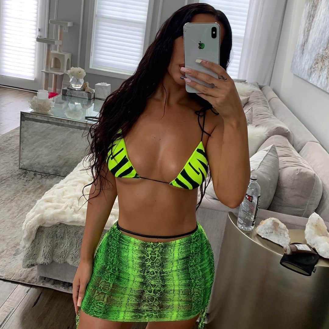 Carli Bybelのインスタグラム：「👒🐉💚 obsessed with this swimsuit and cover up! get it 10% off with code CARLIB10 on @ohpolly 😊 links to everything on my story!」