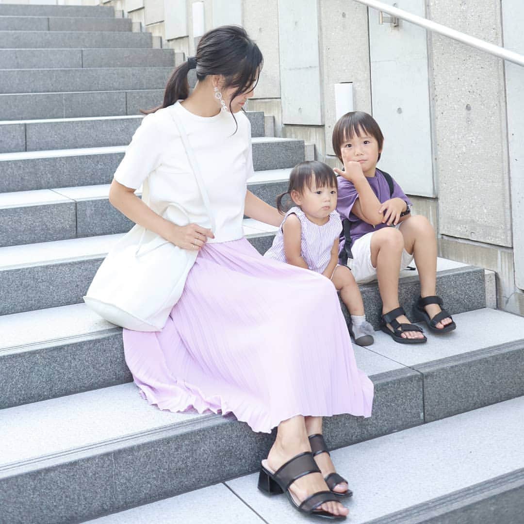 Eri Satoのインスタグラム：「purple×whiteリンクコーデ · tops: @youozeki skirt: @reedit_official bag: @beaure_official 👦 tops: @gu_for_all_ shoes: @outletshoes_official · 昨日のpicのつづき この日はまたスカイツリーへ。 ジブリSHOPにはトトロがいるんだけど 娘がメイに見える😍笑  今度似たようなお洋服探してみようかなw · 息子はいつもこのポーズ #仮面ライダージオウ 終わっちゃいましたね···🙄 · #fashion#ootd#outfit#code#coordinate#stylepoint#instafashion#instagood#instalike#ファッション#コーディネート#コーデ#プチプラ#プチプラコーデ#ママコーデ#fashion#カジュアルコーデ#シンプルコーデ#シンプルファッション #親子リンクコーデ愛好家 #おしゃれさんと繋がりたい#おやこーで #おしゃれ好きな人と繋がりたい#ootd#ジブリ#トトロ#ジオウポーズ」