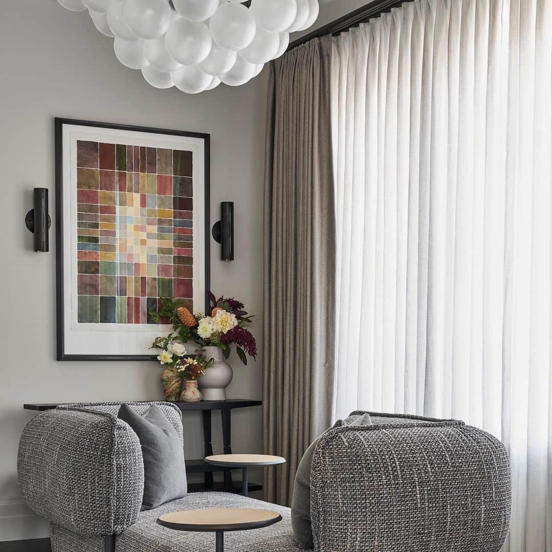 ELLE DECORさんのインスタグラム写真 - (ELLE DECORInstagram)「A cozy, upscale sitting area in this Chicago home’s master suite—designed by @bgdchomes and @studiogild—features sculptural lighting and furniture, lending a pared down appeal that stands out while blending in. Click the link in bio for the full home tour. Photo: @mikeyschwartz」8月28日 0時32分 - elledecor
